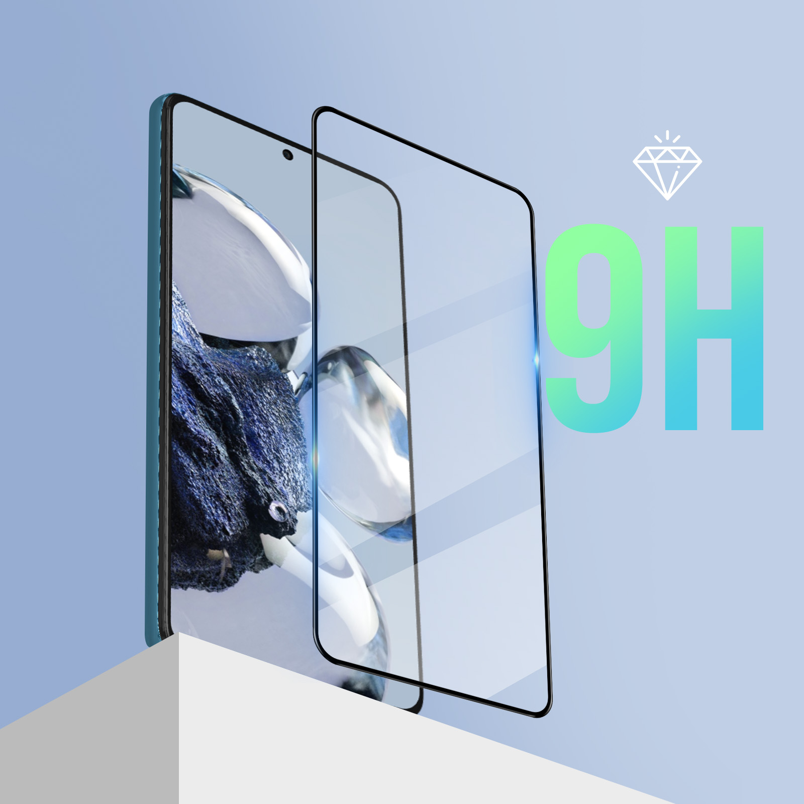 Un telefono e una protezione schermo su sfondo azzurro. La protezione è trasparente.