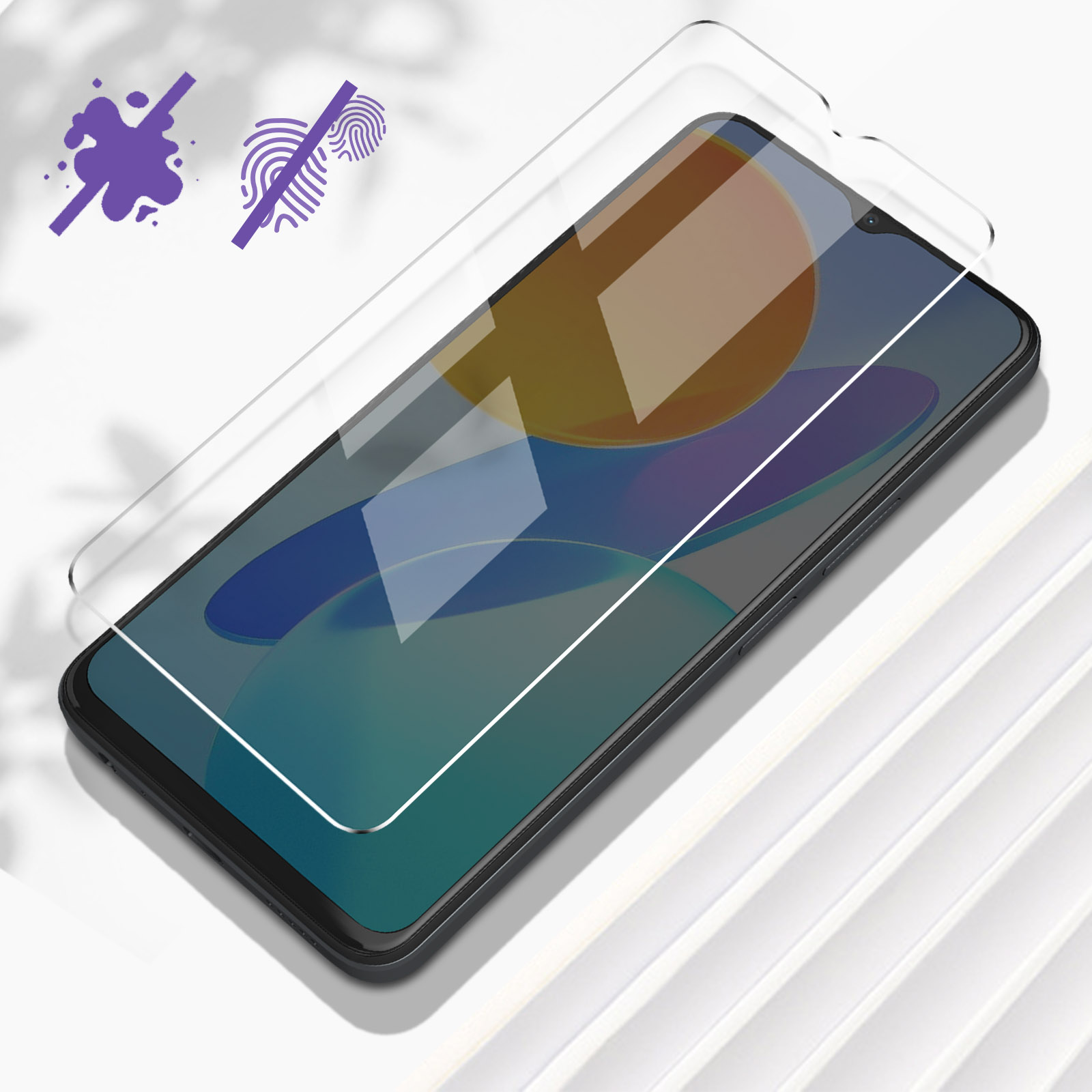 Un telefono con protezione schermo e due icone che indicano la resistenza alle impronte digitali e alle macchie.