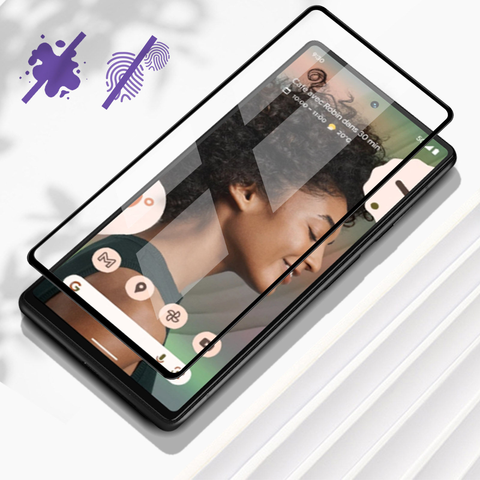 Téléphone avec protecteur d'écran appliqué, visage de femme visible, affichant des icônes d'applications, sur une surface.