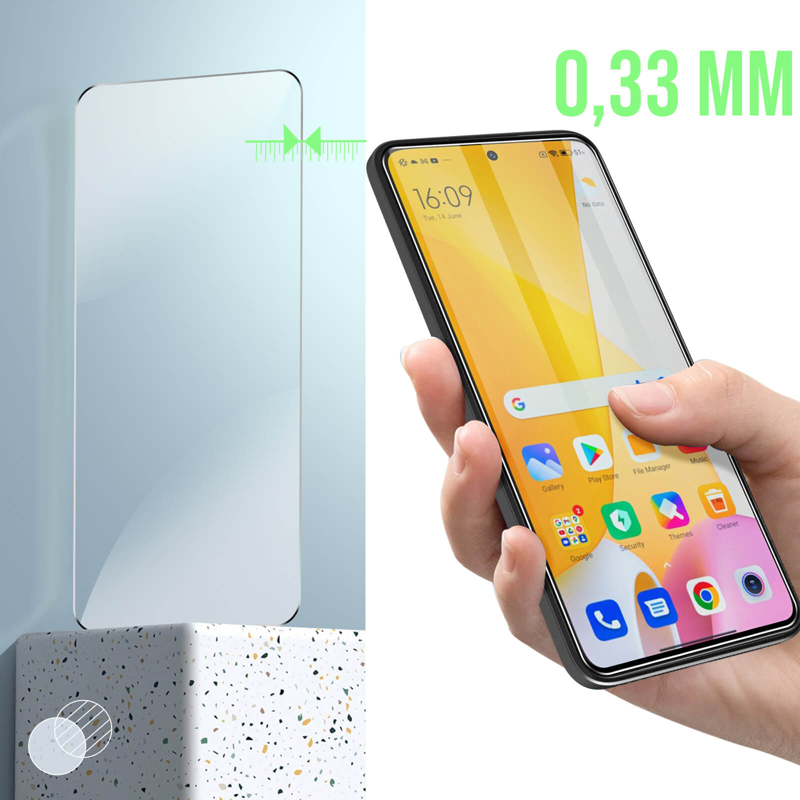 Un téléphone avec protecteur d'écran et une main le tenant, avec une règle montrant l'épaisseur.
