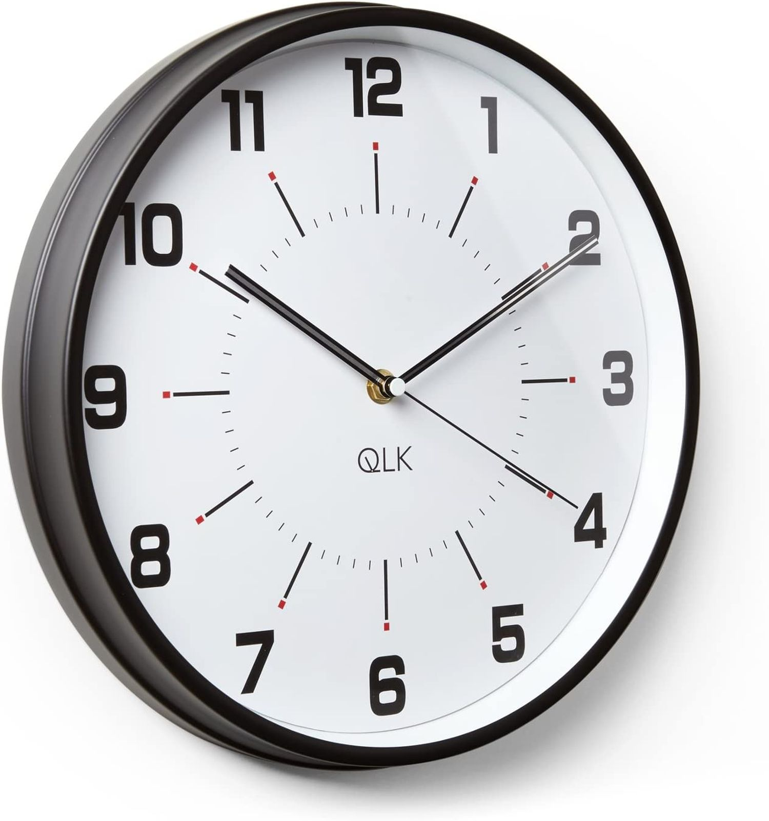 Eine Wanduhr mit schwarzem Rahmen, weißem Zifferblatt und schwarzen Zahlen.