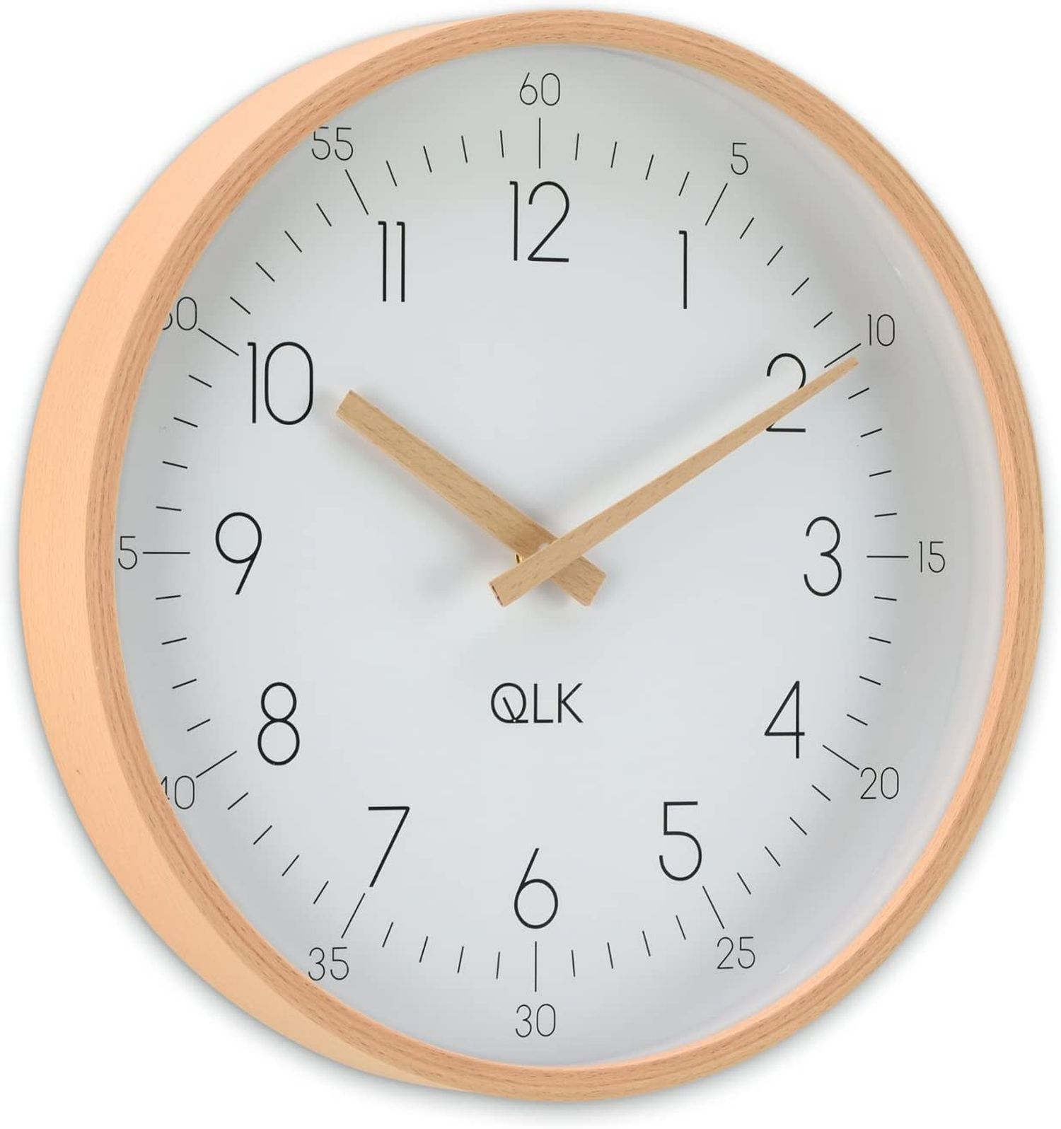 Eine runde Uhr mit hellem Holzrahmen. Das Zifferblatt ist weiß mit schwarzen Zahlen und Zeigern.