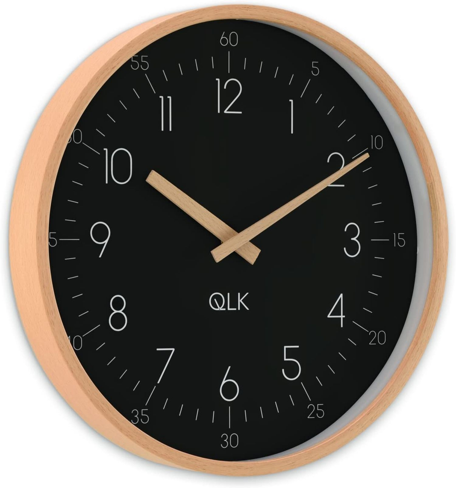 Eine schwarze Uhr mit weißen Zahlen und einem beigen Holzrahmen. Die Zeiger sind aus Holz.