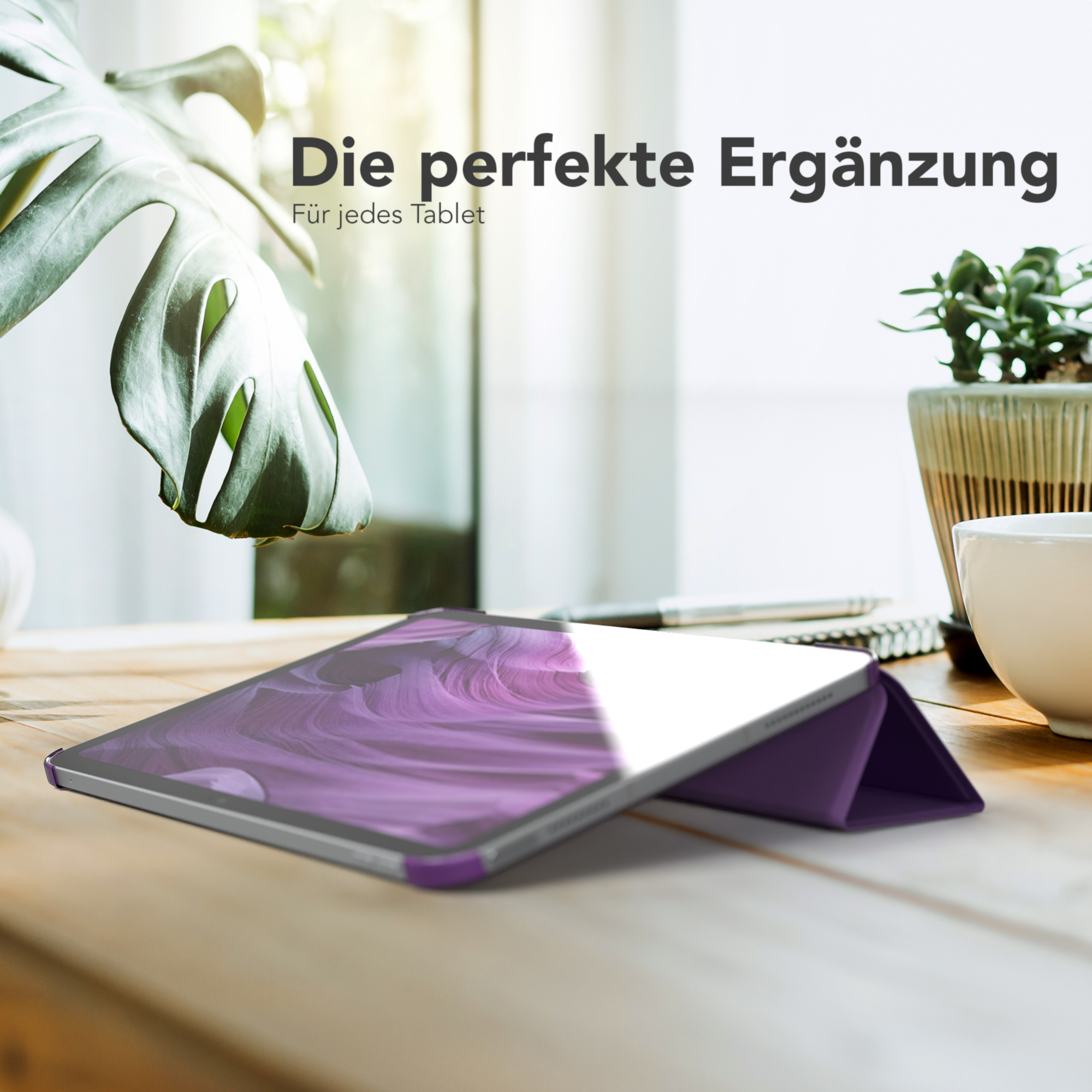 Tablet in lila Hülle auf Holztisch. Text: Die perfekte Ergänzung für jedes Tablet. Pflanze im Hintergrund.