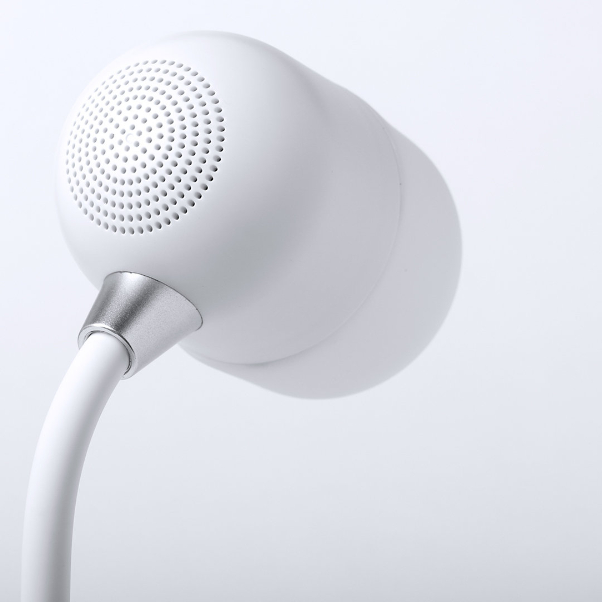 Un altavoz blanco en un cuello flexible. El altavoz es ovalado con pequeños agujeros.