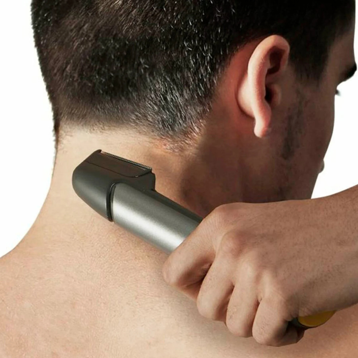 Primer plano de un hombre afeitándose el cuello con una recortadora.