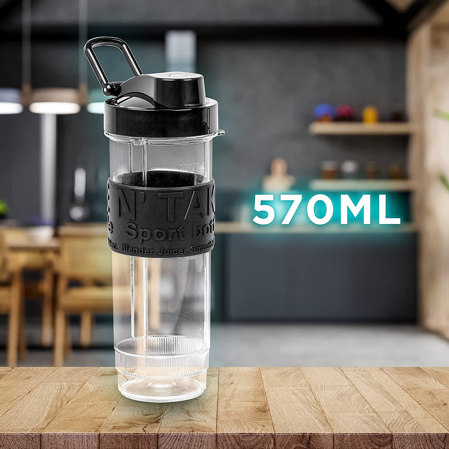 Eine transparente Sportflasche mit schwarzen Akzenten. Der Hintergrund ist eine Küche.