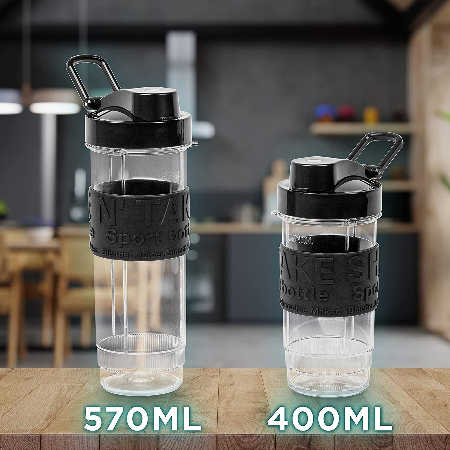 Zwei transparente Sportflaschen mit schwarzen Deckeln und Bändern. Eine ist 570 ml, die andere 400 ml, auf einer Holzoberfläche.