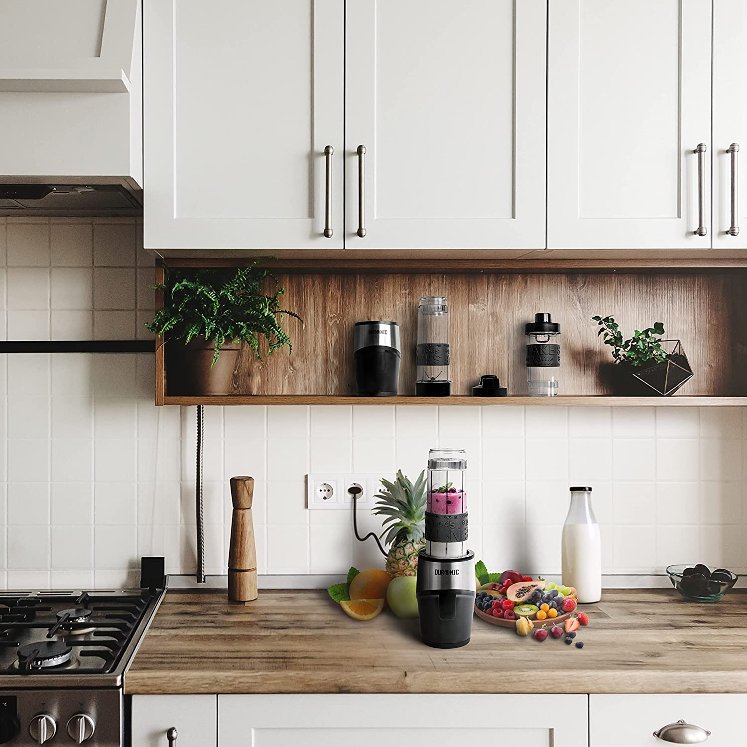 Eine Küchentheke mit einem Mixer, Früchten und Zutaten, mit Schränken im Hintergrund.