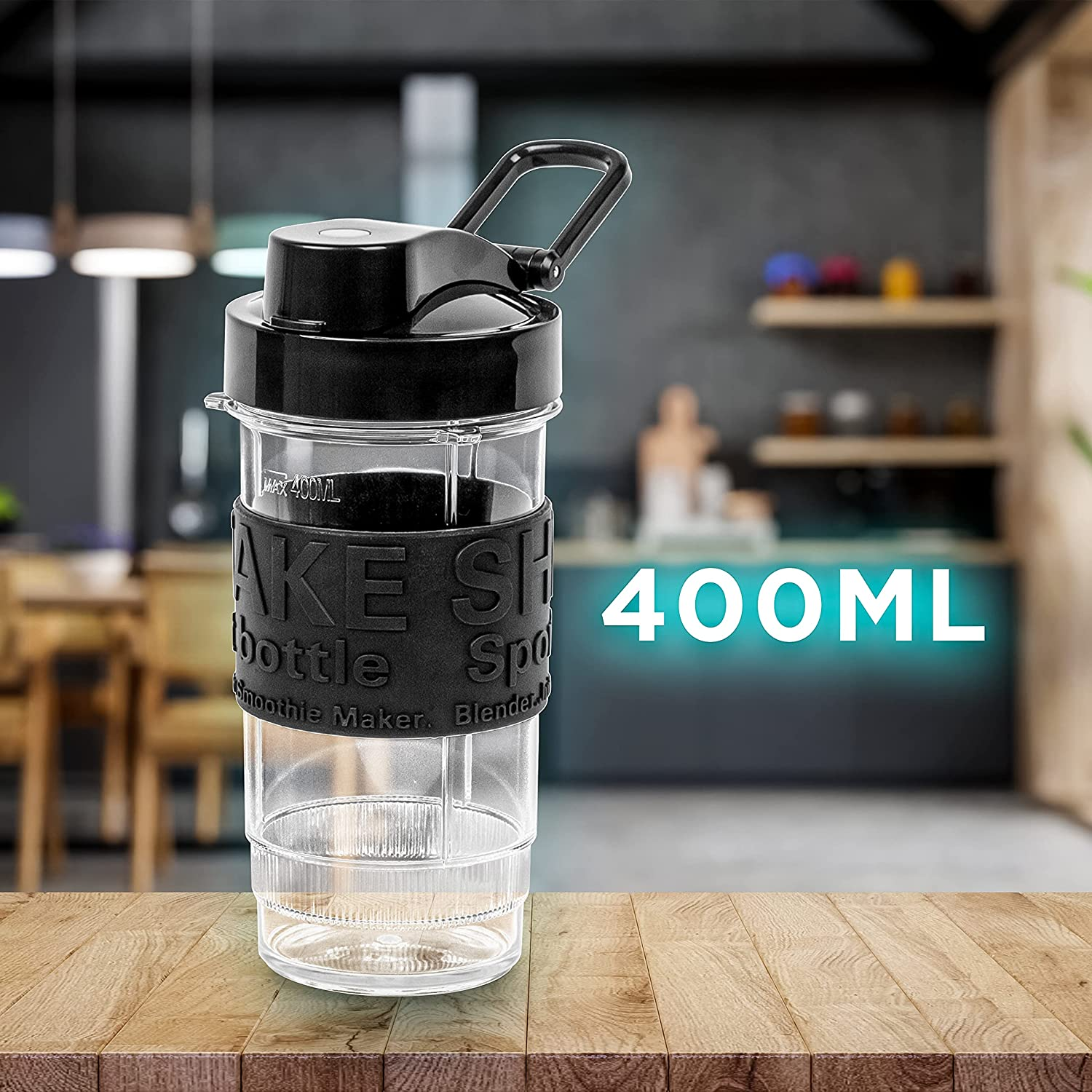 Schwarzer und klarer Smoothie-Shaker mit schwarzem Griff, Küchenhintergrund.