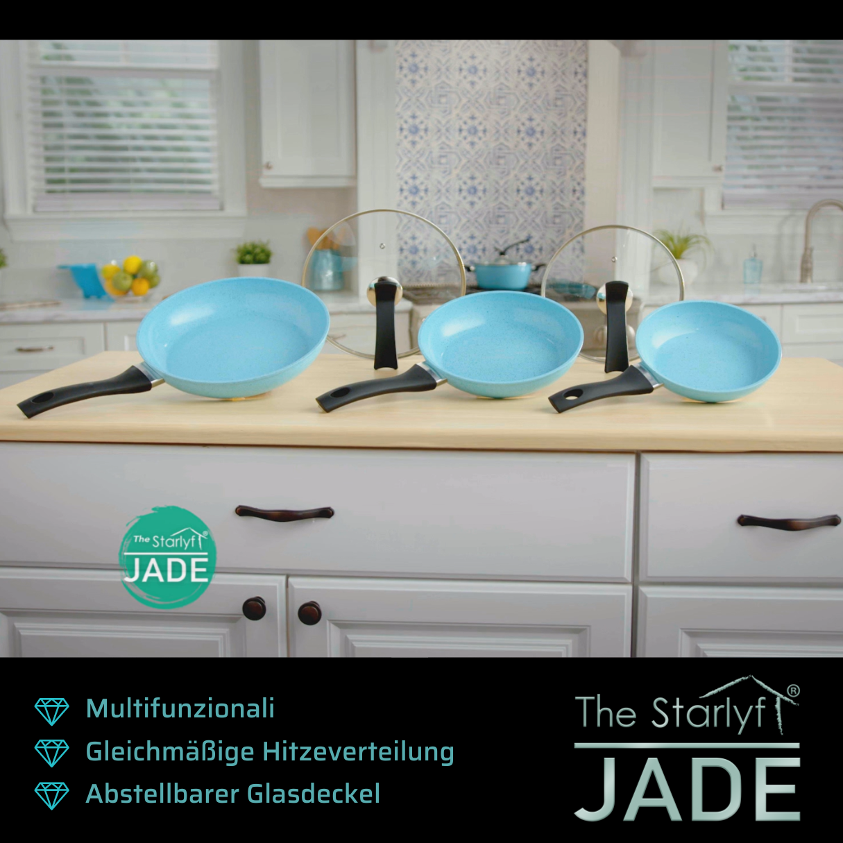 Set aus vier blauen Bratpfannen mit schwarzen Griffen, auf weißem Schrank, Küchenhintergrund.