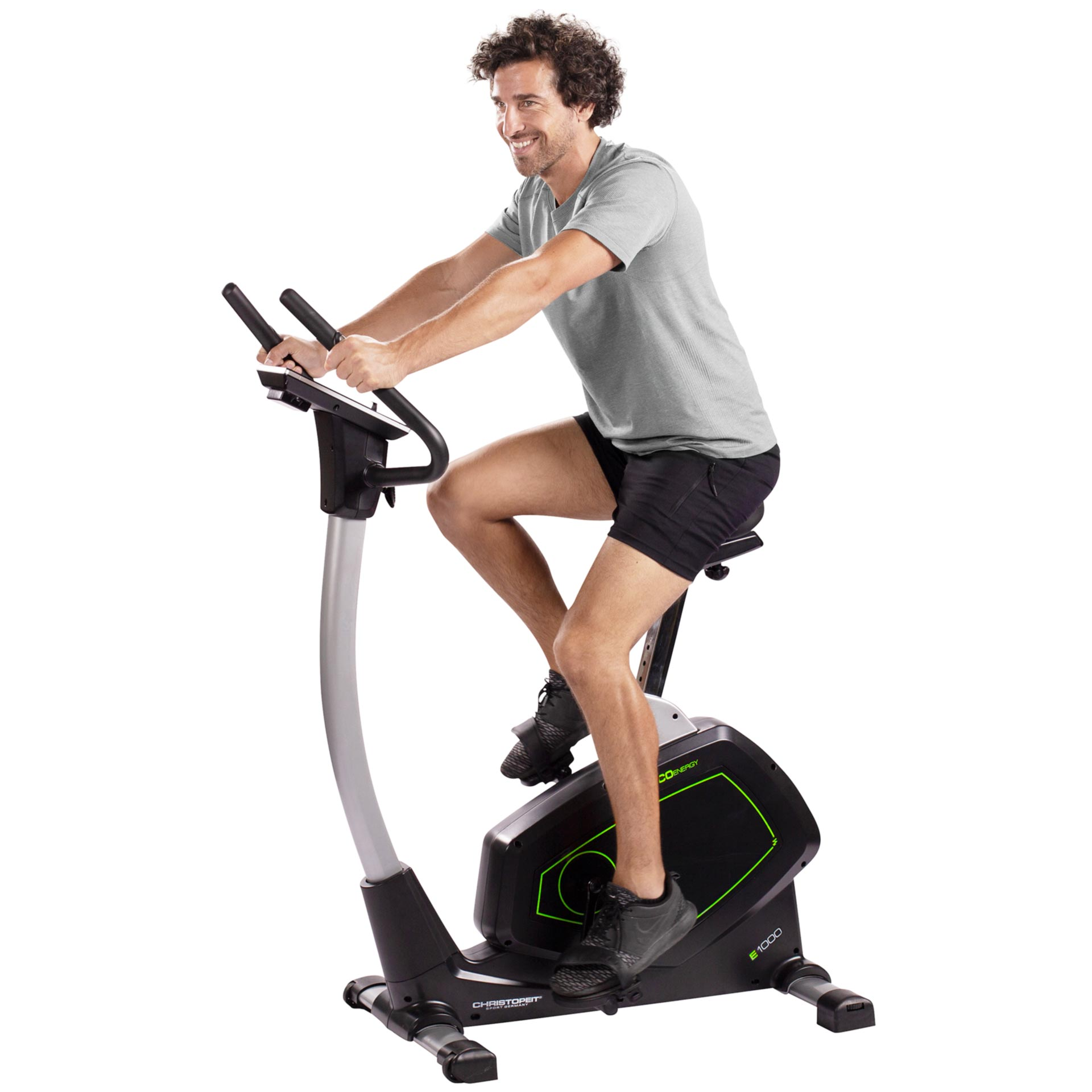 Mann trainiert auf einem Heimtrainer. Er lächelt.