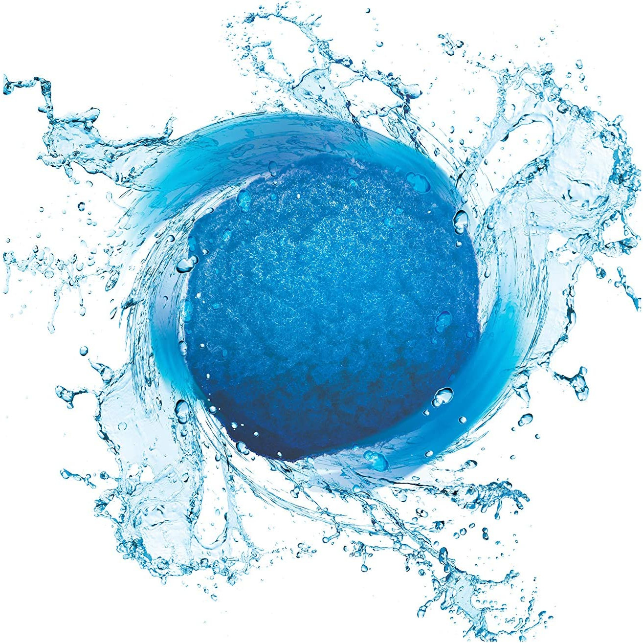 Eine blaue Kugel im Wasser, Wasser spritzt darum herum, auf weißem Hintergrund.