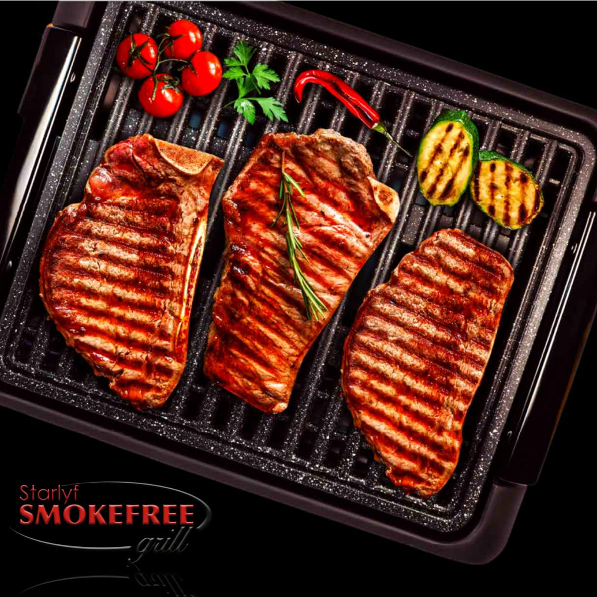 Ein rauchfreier Grill mit gegrillten Steaks, Tomaten und Zucchini. Schwarze Oberfläche, Draufsicht.