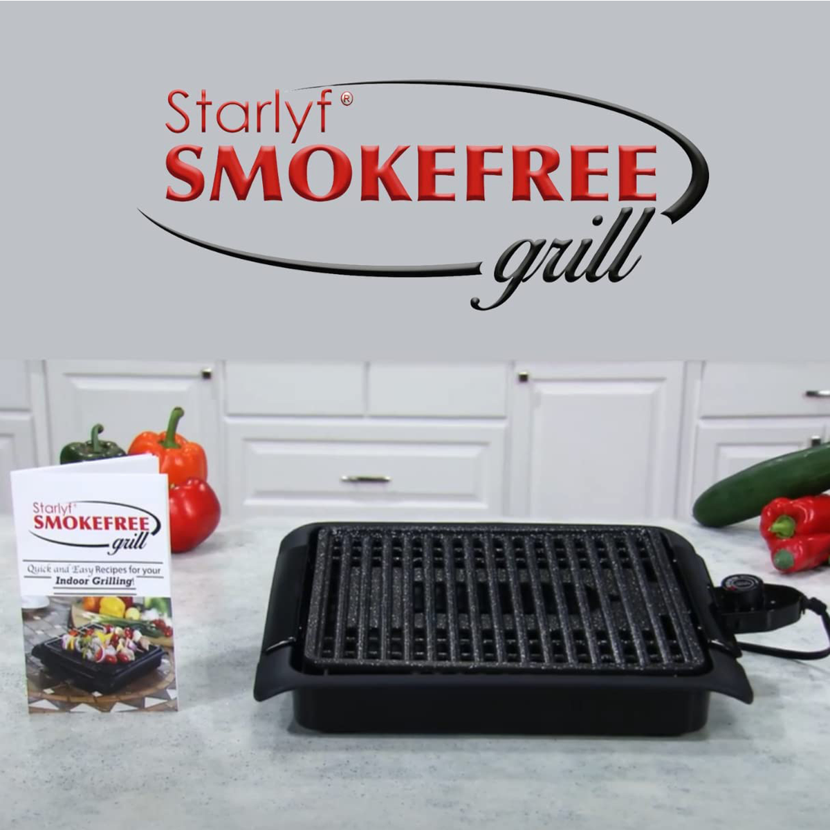 Rauchfreier Grill auf einer Theke, mit Rezeptbuch und Gemüse im Hintergrund.