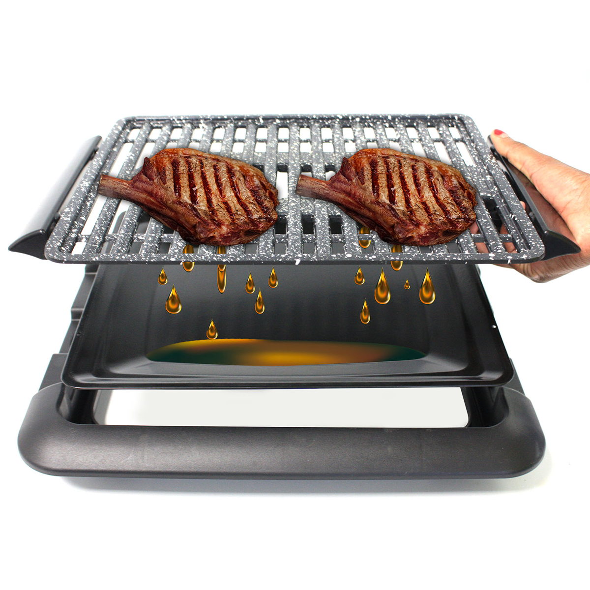 Ein Grill mit zwei Steaks, Öltropfen und weißem Hintergrund.