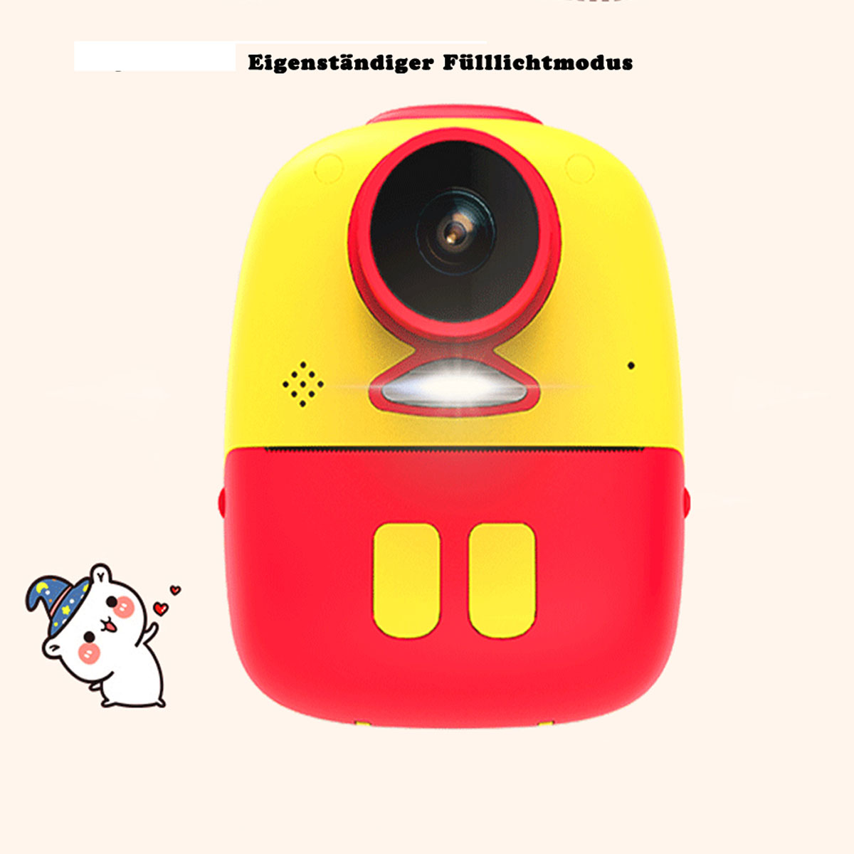 Gelb-rote Spielzeugkamera. Hat ein Objektiv, Lautsprecher und Knöpfe. Bärenaufkleber links. Weißer Hintergrund.