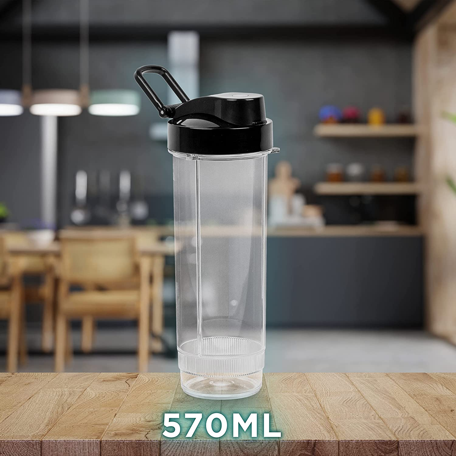 Transparente Mixflasche mit schwarzem Deckel. Küchenhintergrund mit Holzplatte und 570ML Text.