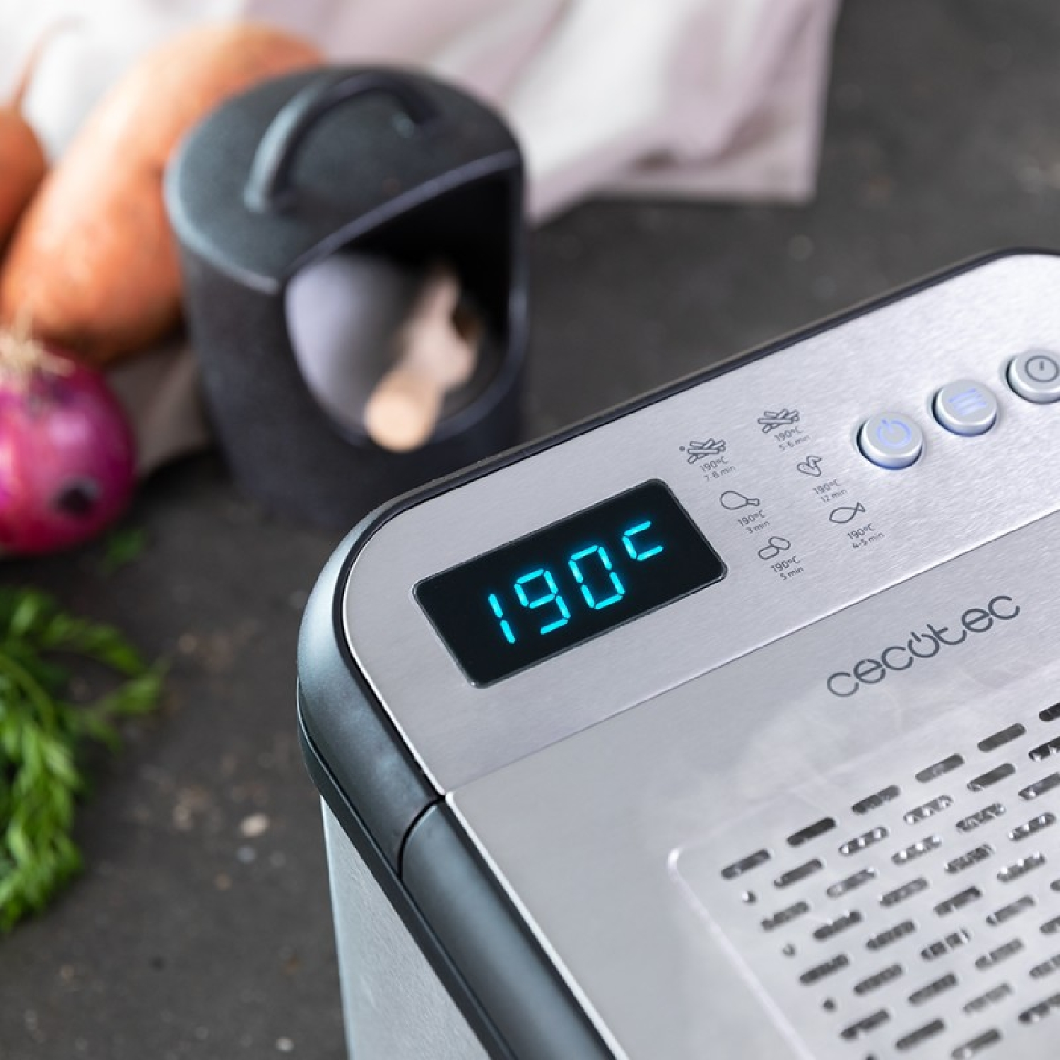 Zbliżenie frytownicy, pokazujące cyfrowy wyświetlacz z temperaturą 190°C.