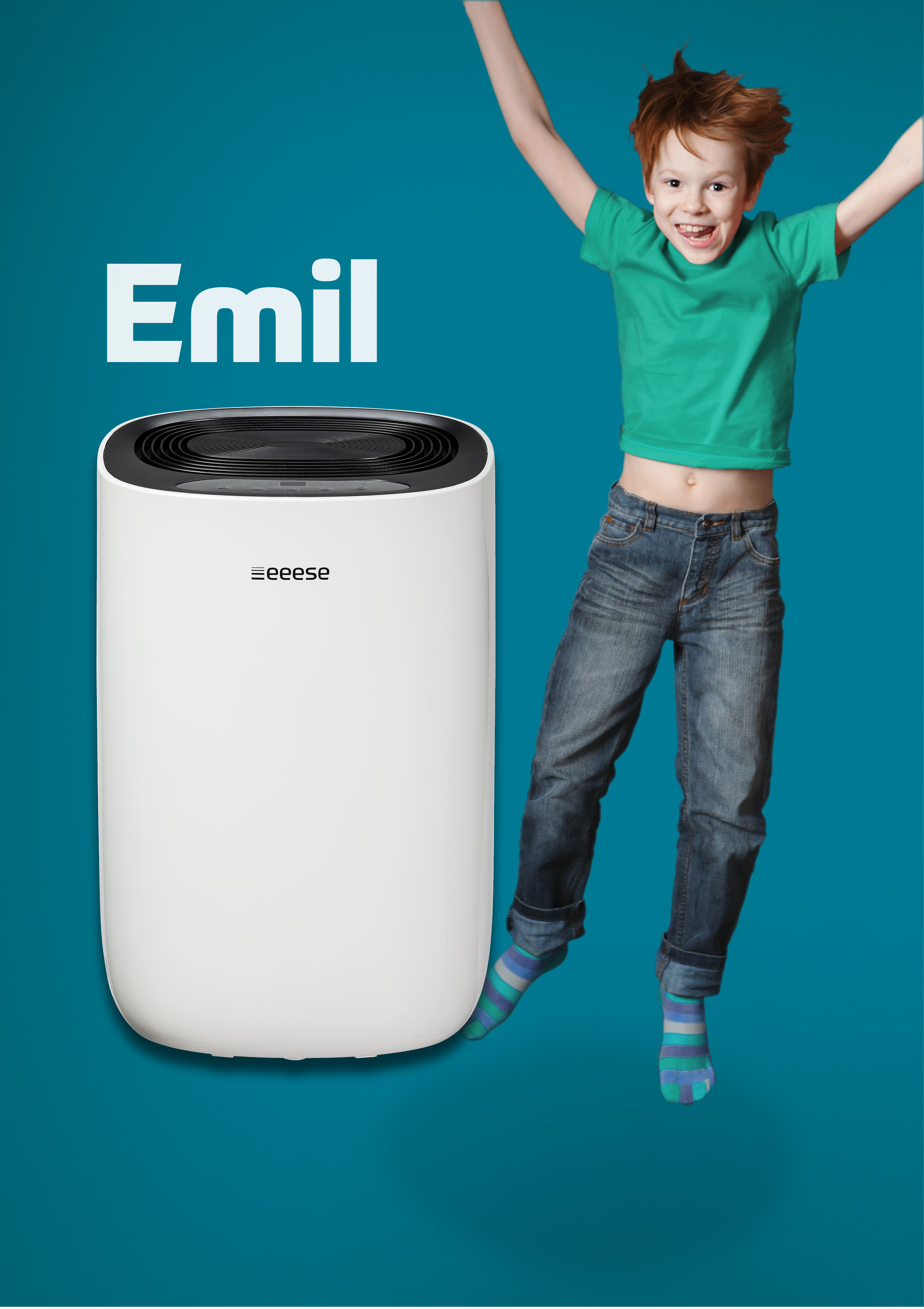 Junge springt vor Freude vor einem Luftreiniger, mit dem Namen 'Emil'.