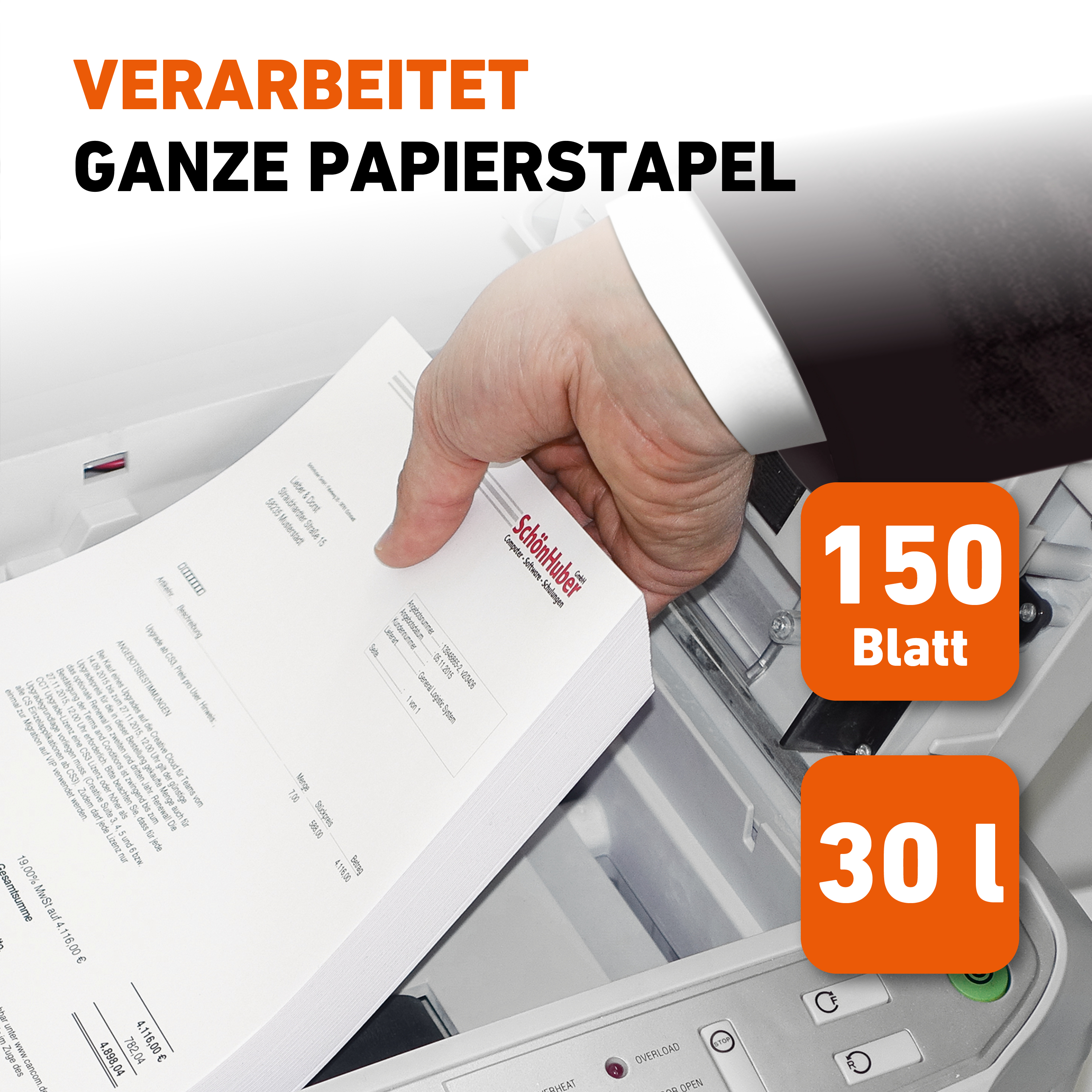 Person, die Papierstapel in Drucker legt, Text auf Deutsch.