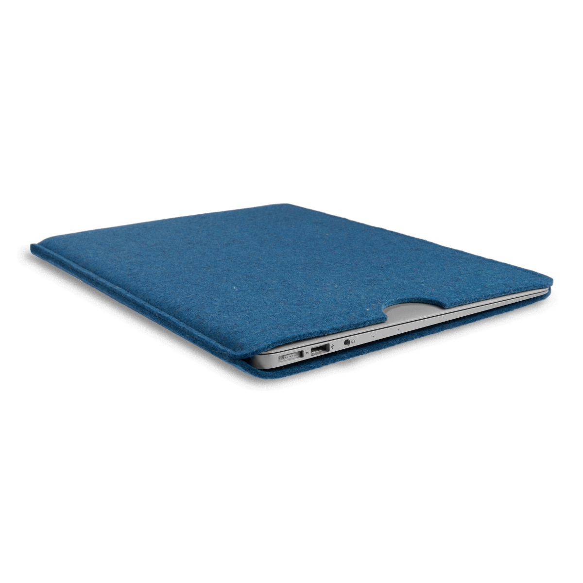 Blaue Stoff-Laptoptasche, geöffnet, um einen Laptop zu zeigen, vor weißem Hintergrund.