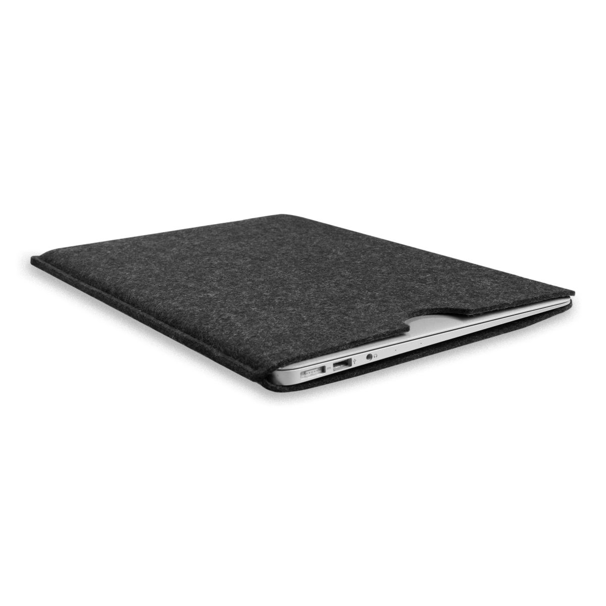 Laptop in einer dunkelgrauen Filzhülle. Die Hülle ist oben offen.