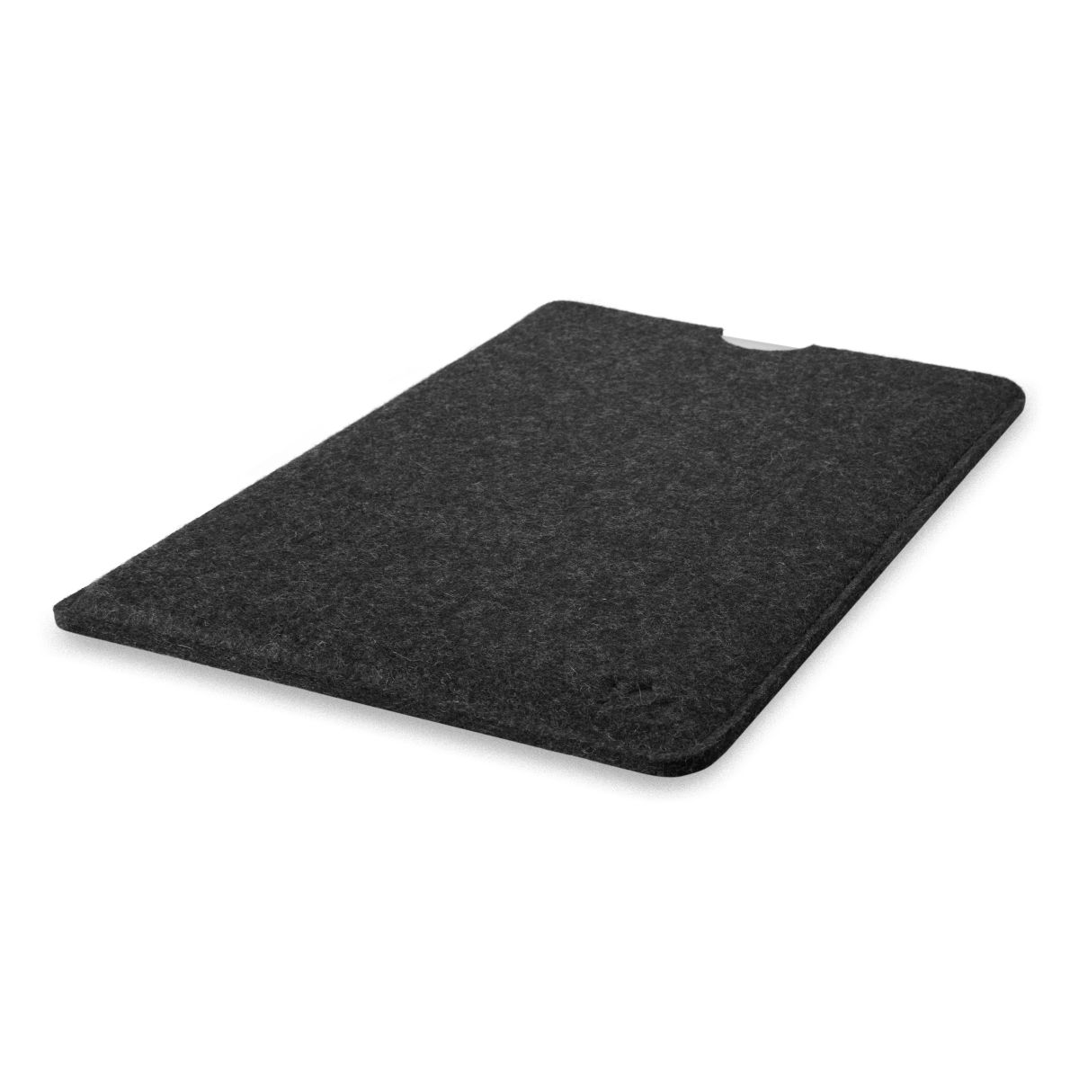 Eine dunkelgraue Filzhülle für ein Tablet, flach auf einer weißen Oberfläche liegend.