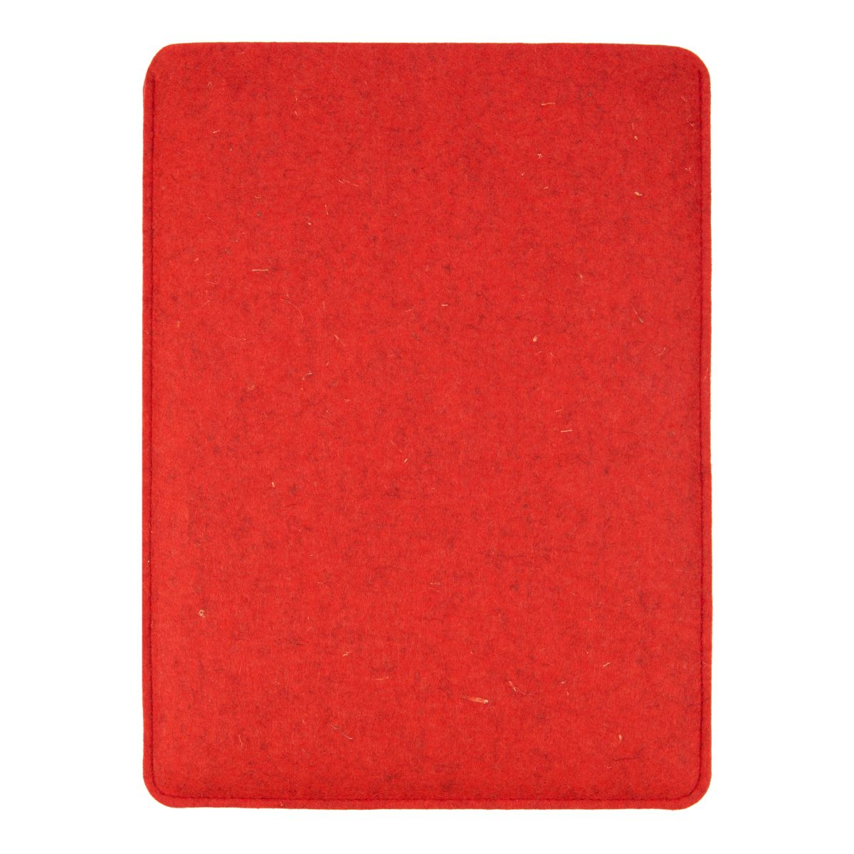 Ein rotes Filzpad, rechteckig mit abgerundeten Ecken. Ein hellerer roter Rand ist sichtbar.