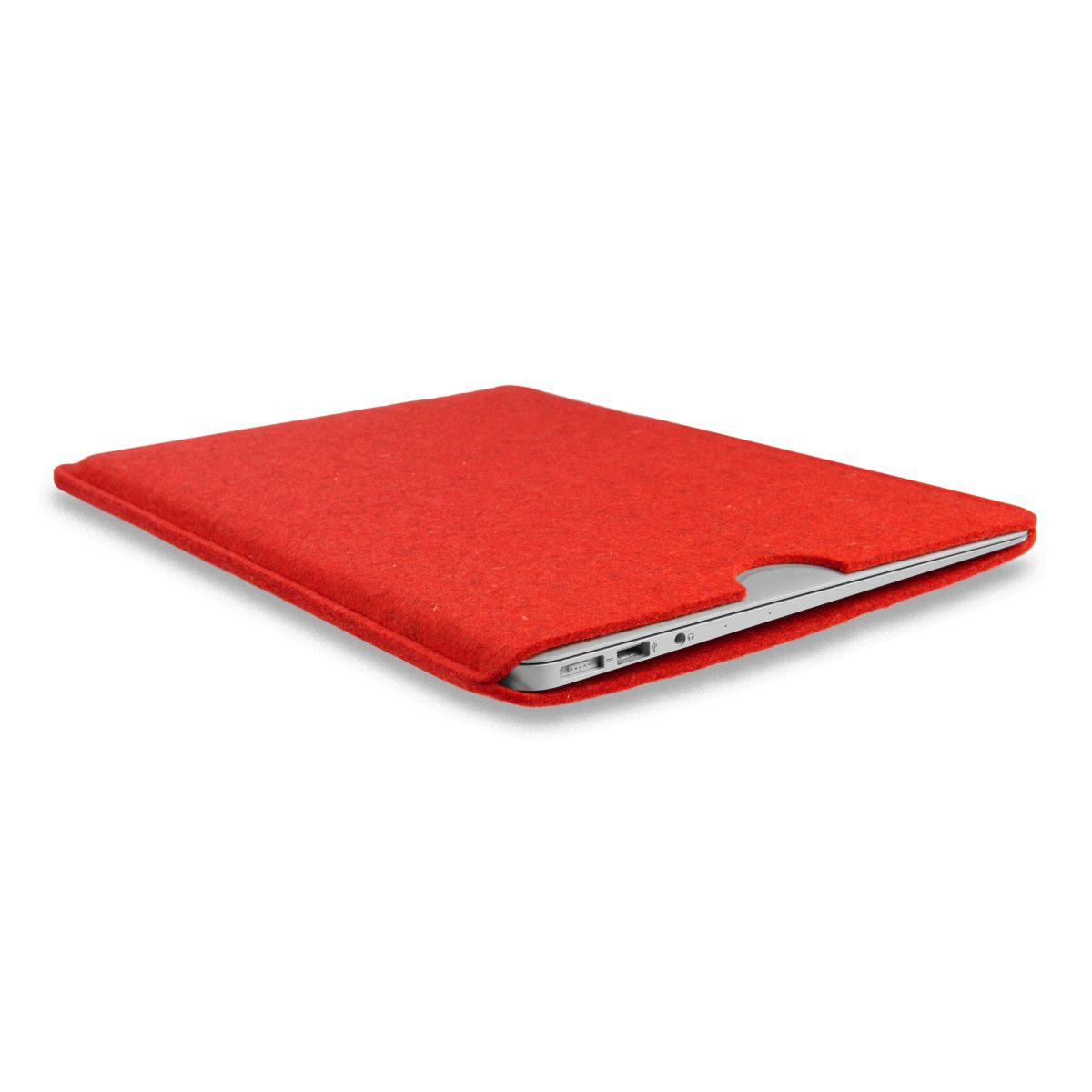 Eine rote Laptop-Hülle aus Filz mit teilweise eingelegtem Laptop.