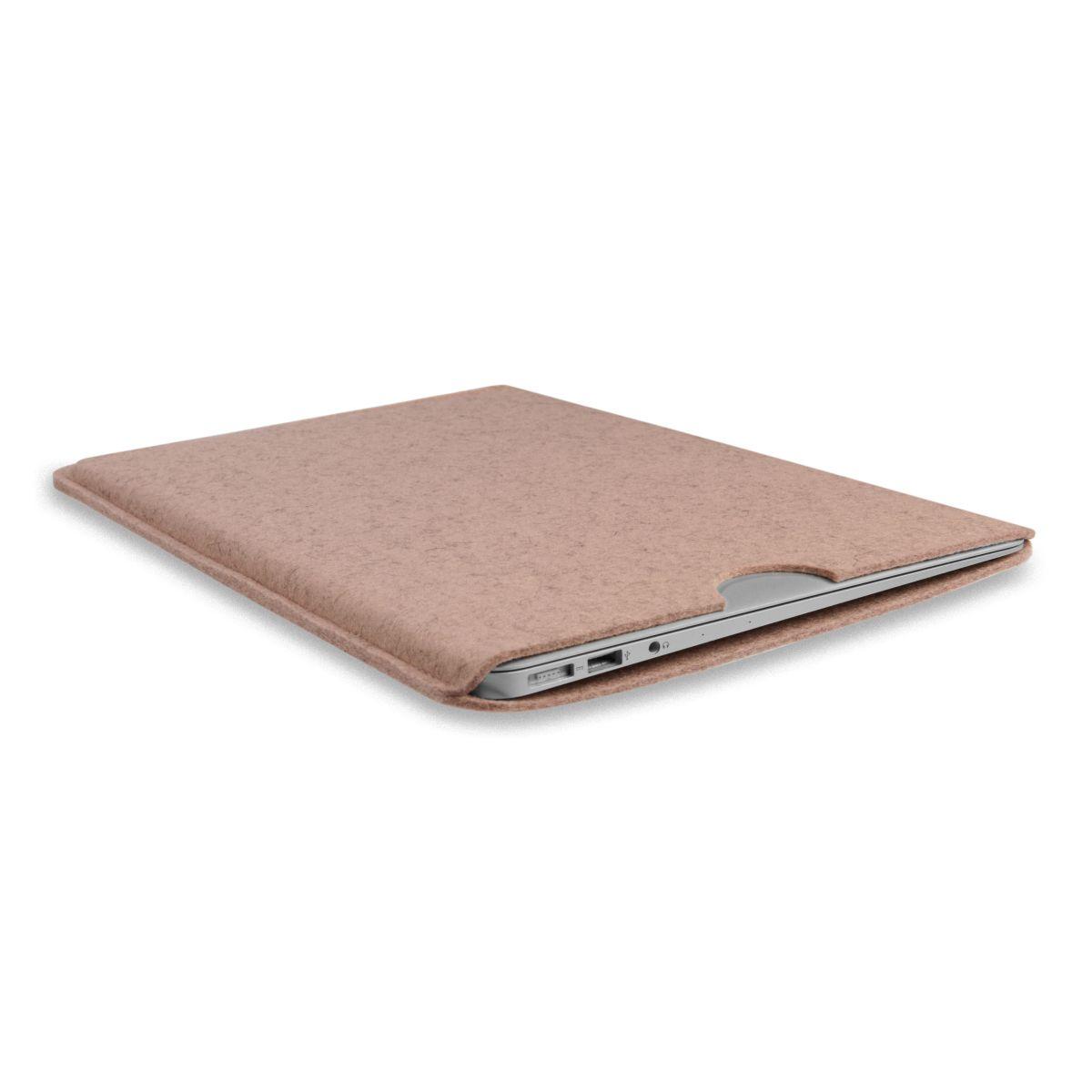 Laptop in einer hellbraunen Filzhülle. Der Laptop ist teilweise sichtbar.