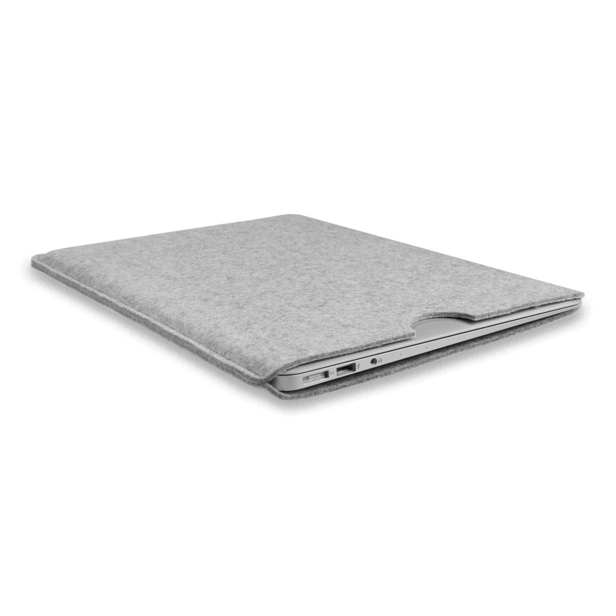 Hellgraue Laptoptasche auf weißem Hintergrund. Die Tasche ist geschlossen.
