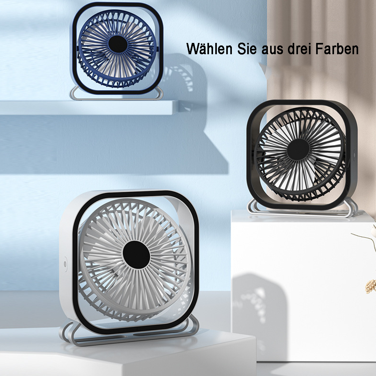 Drei kleine quadratische Ventilatoren in Weiß, Schwarz und Blau auf Podesten, vor blauem Hintergrund.