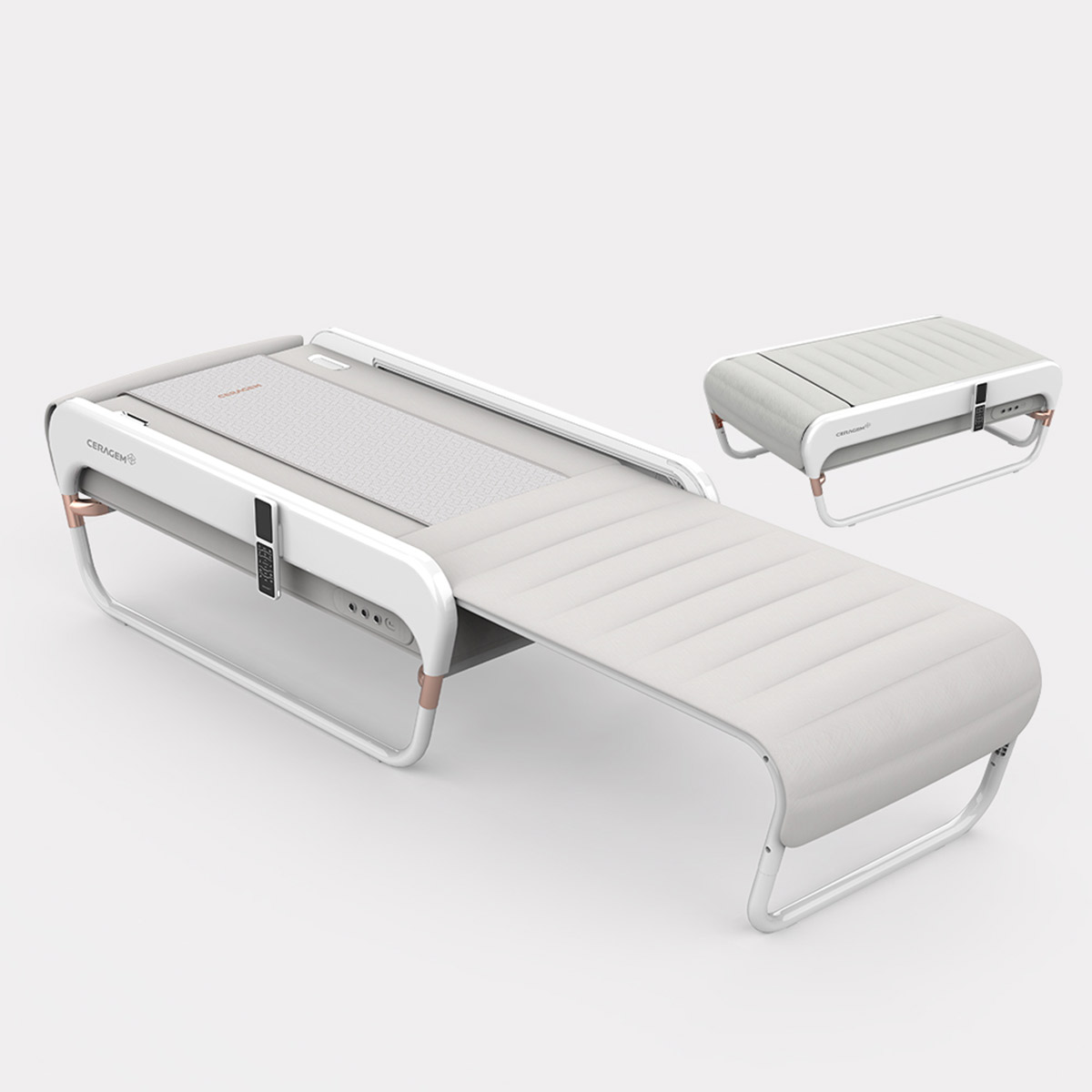 Ein Massagebett in Grau und Weiß mit Bedienfeld. Ein zweites Bett ist im Hintergrund.