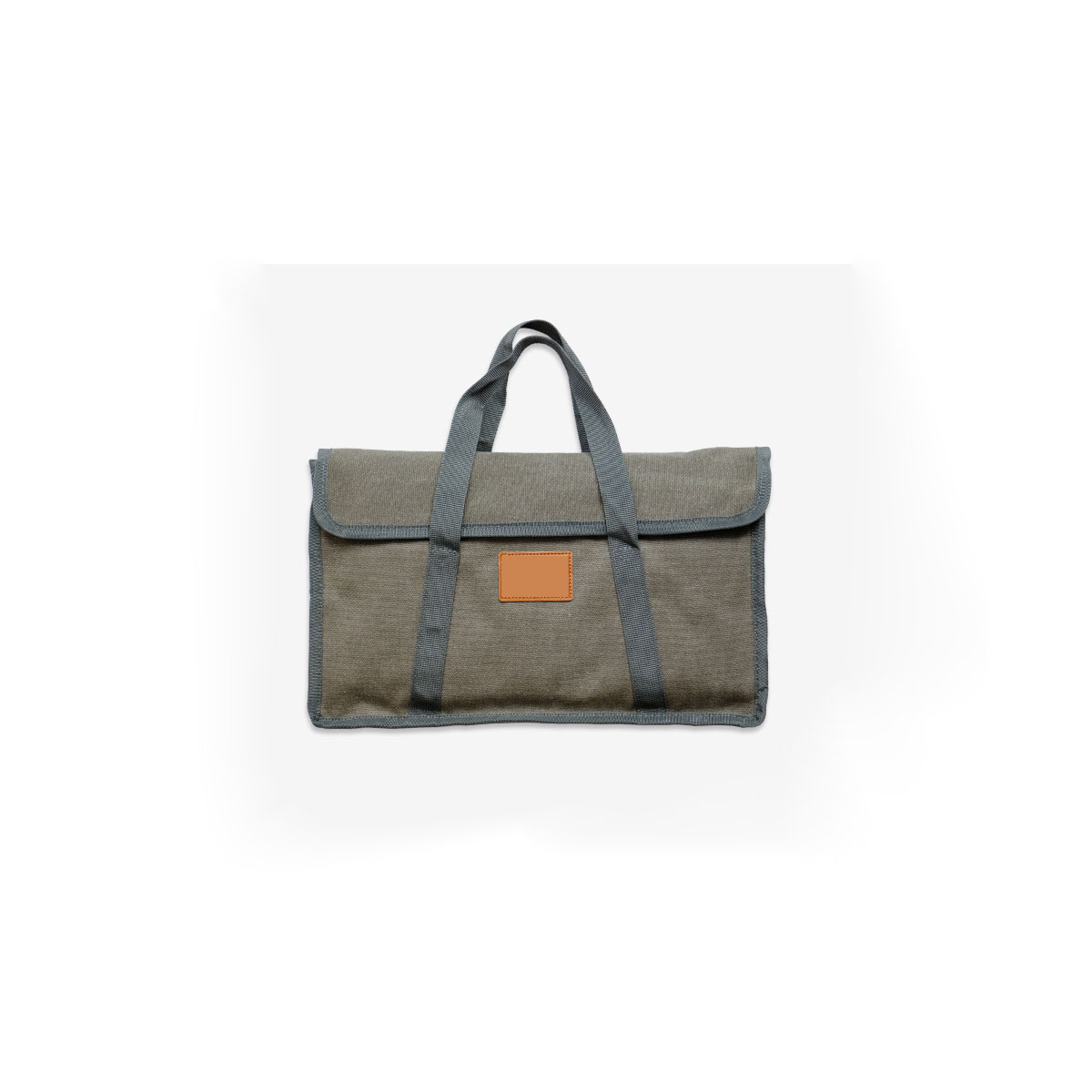 Eine rechteckige olivgrüne Tasche mit Griff und braunem Aufnäher.