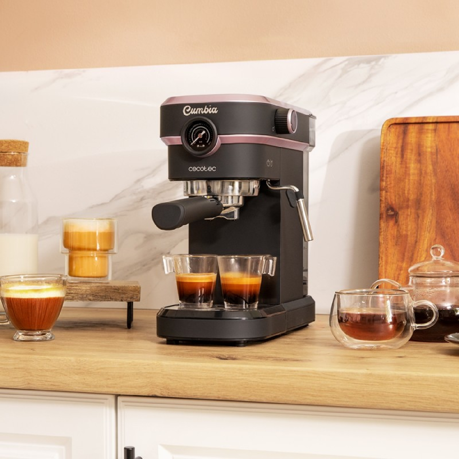 Schwarze und rosa Espressomaschine auf einer Holztheke mit zwei Espresso-Shots.
