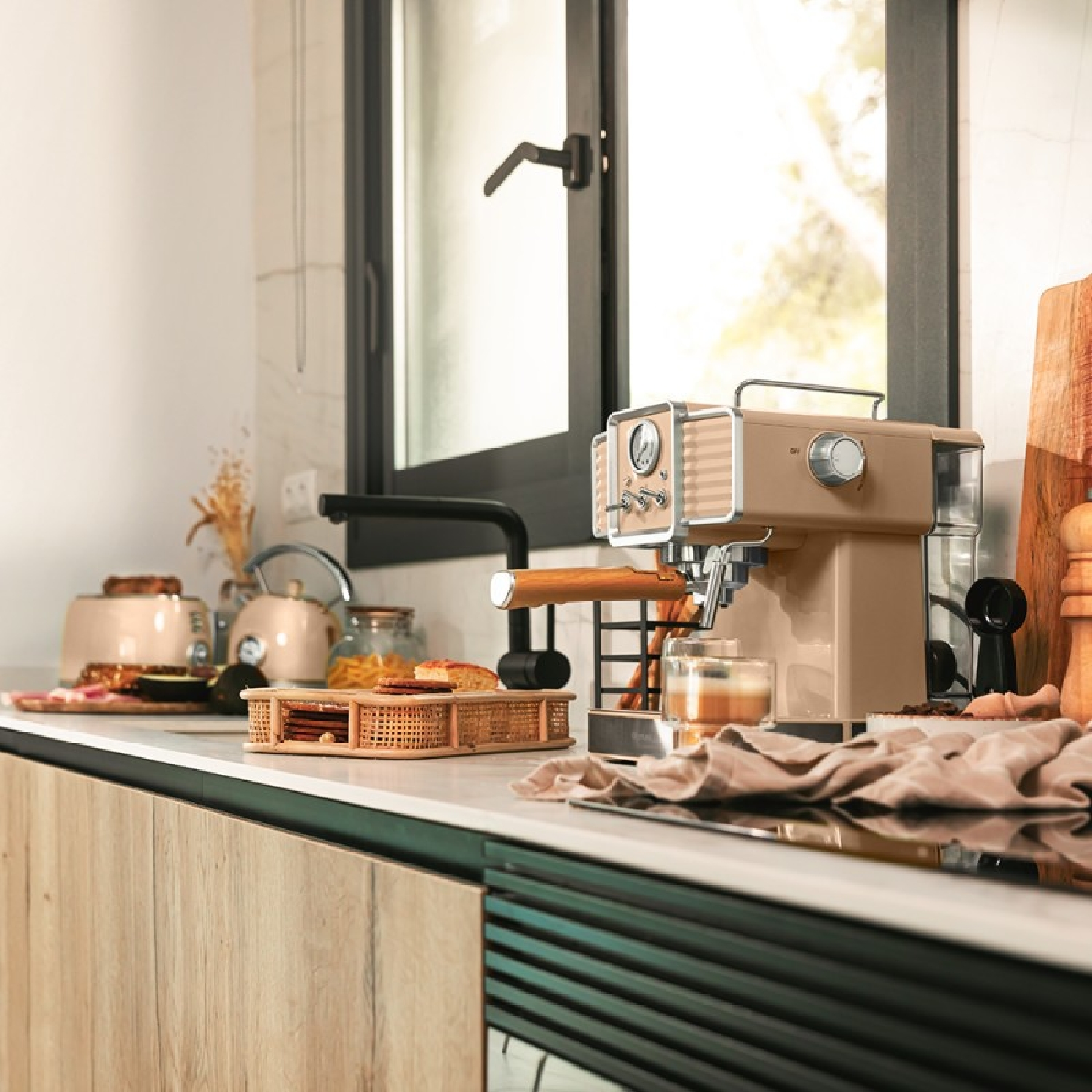 Macchina da caffè con accessori su un bancone. Ambiente cucina, luce naturale.