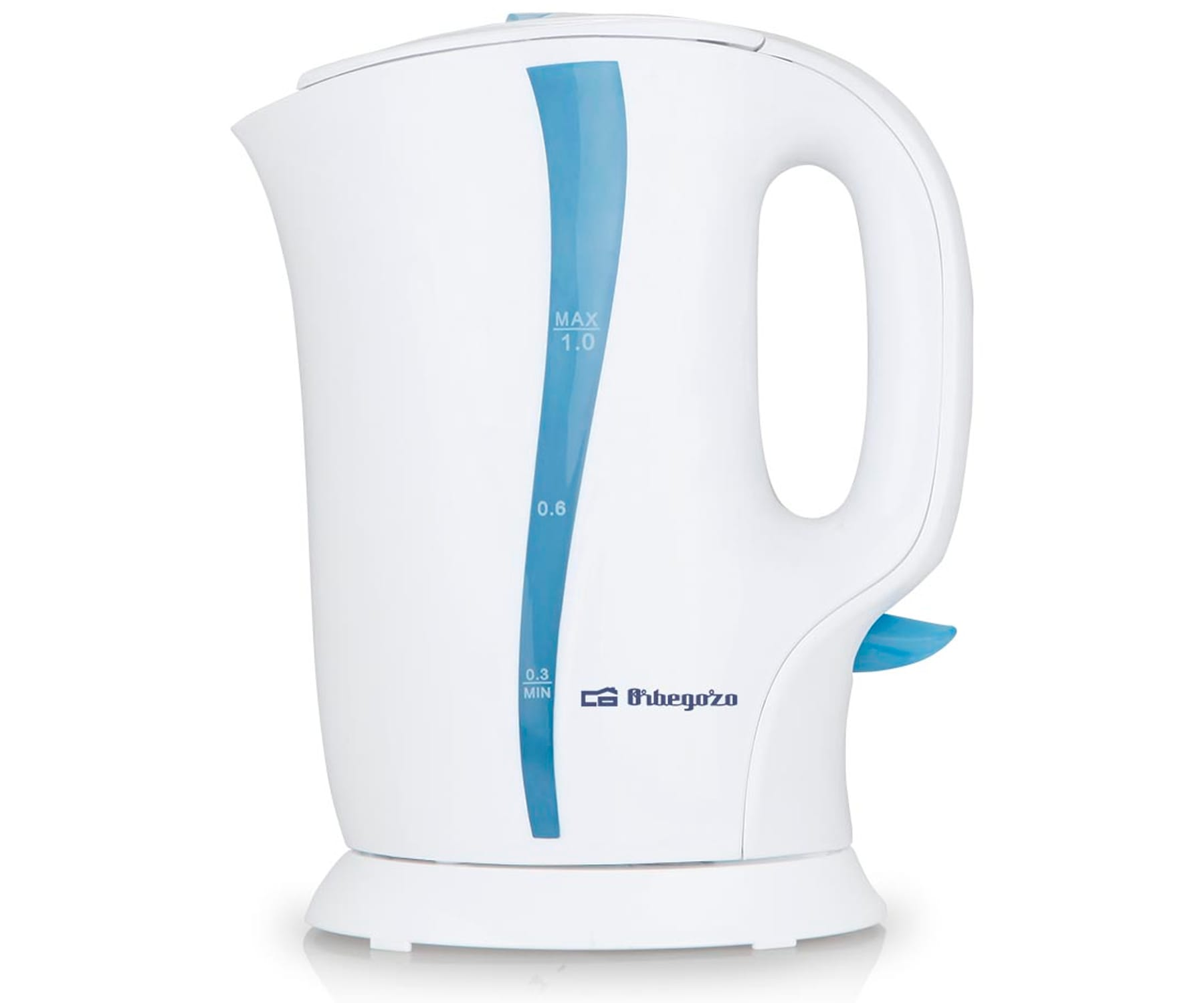 Biały czajnik elektryczny z niebieskim paskiem. Uchwyt i wylewka. Białe tło.