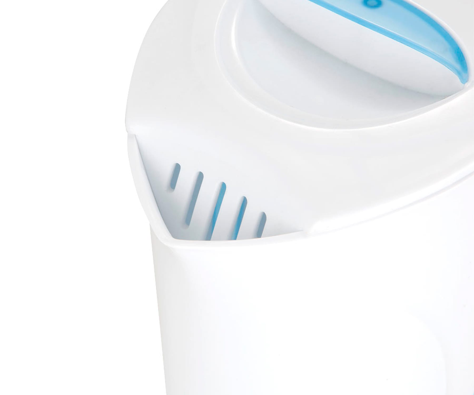 Zbliżenie białego czajnika elektrycznego z niebieskimi akcentami.