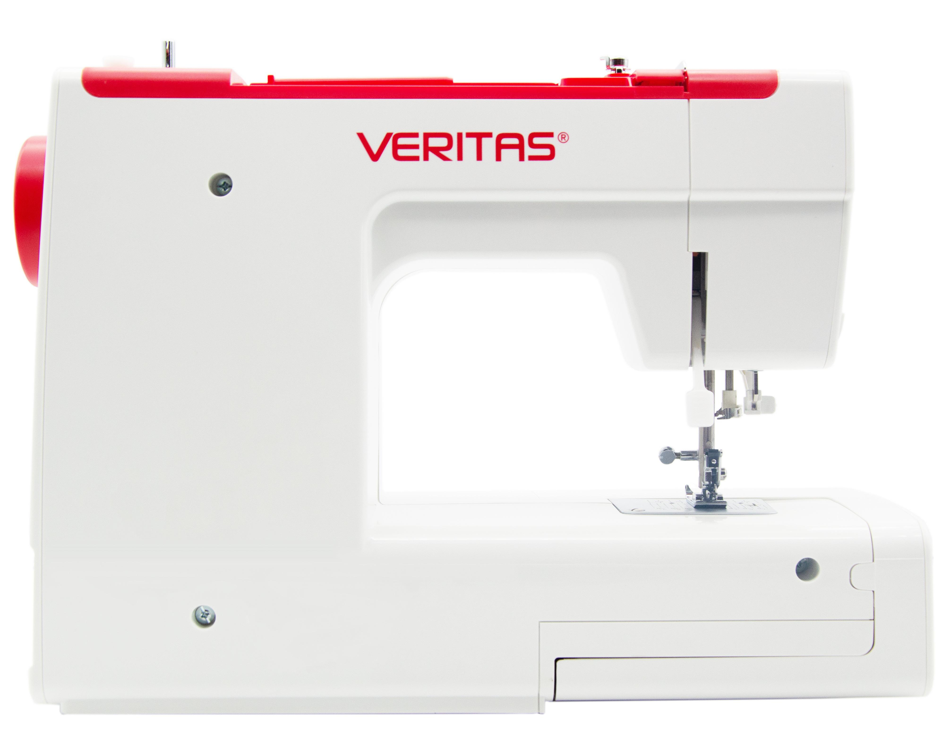 Eine weiße Nähmaschine mit roten Akzenten und dem Wort „VERITAS“ darauf, isoliert auf Weiß.