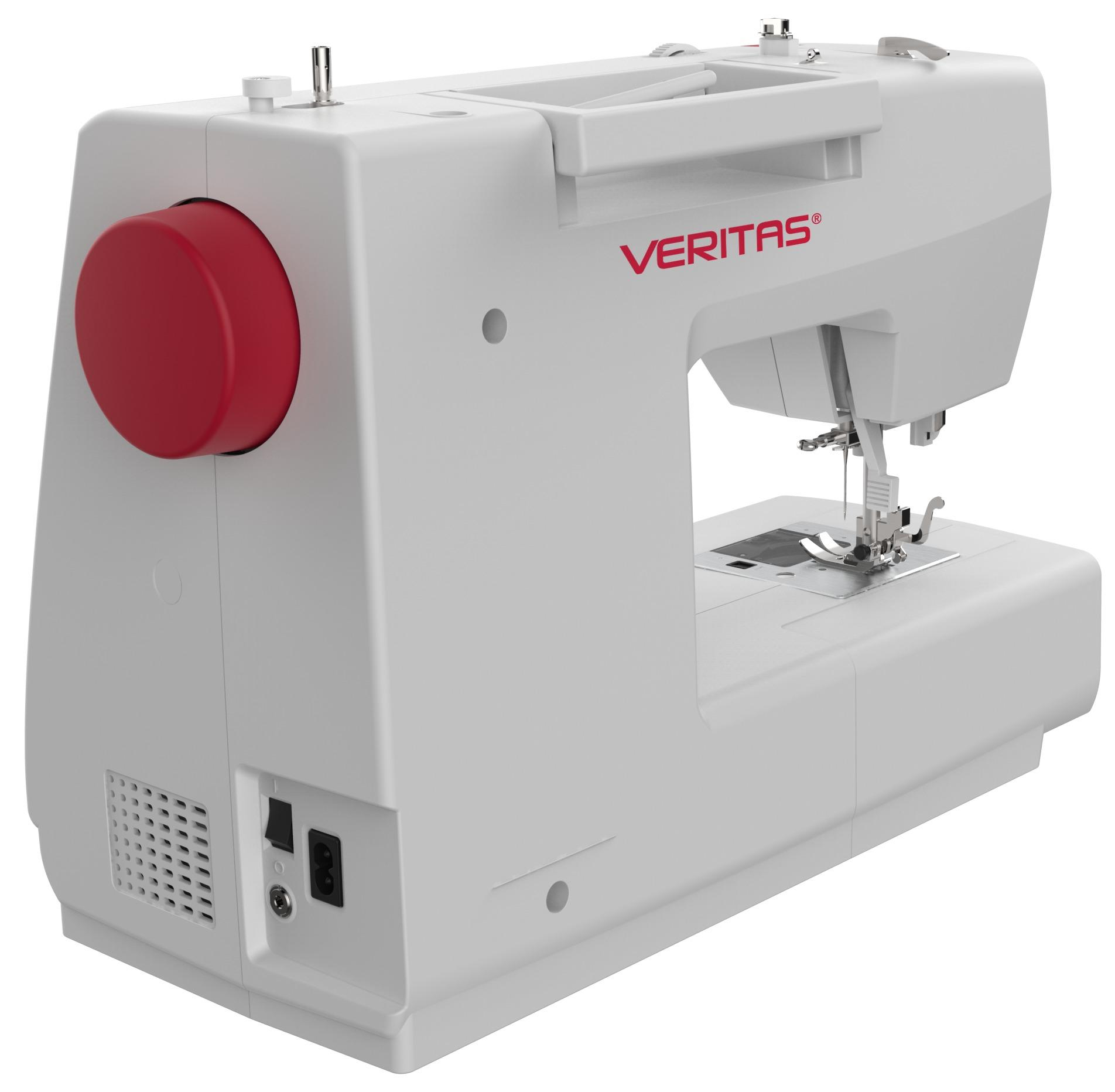 Weiße Nähmaschine mit rotem Knopf und dem Wort VERITAS darauf. Sie steht auf weißem Hintergrund.