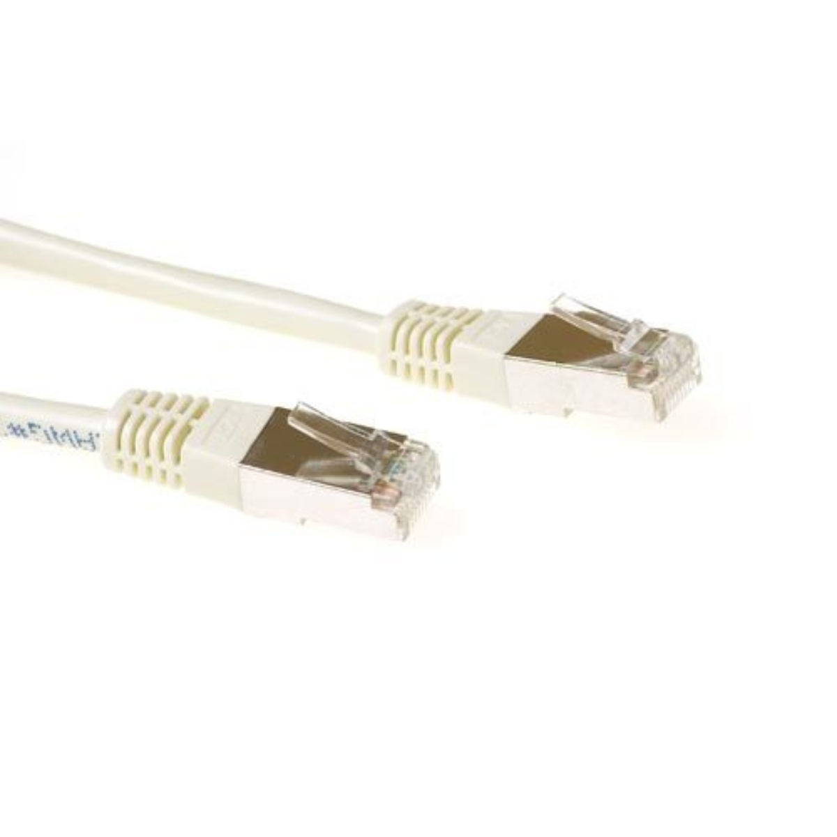 Deux câbles réseau blancs avec connecteurs RJ45, sur fond blanc.