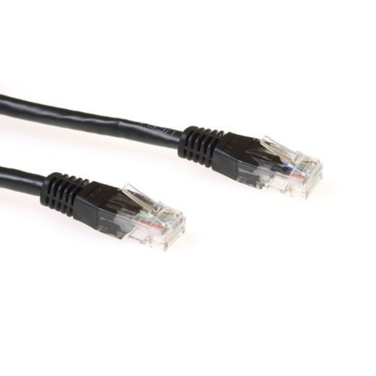 Twee zwarte Ethernet-kabels met transparante connectoren op een witte achtergrond.
