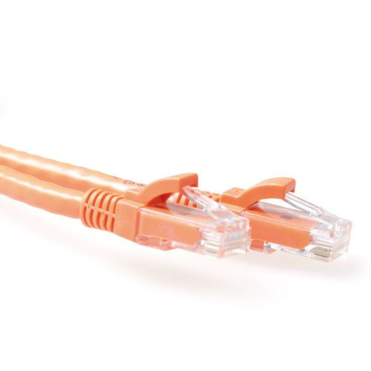 Oranje ethernetkabel met twee connectoren. De connectoren zijn helder en hebben clips.