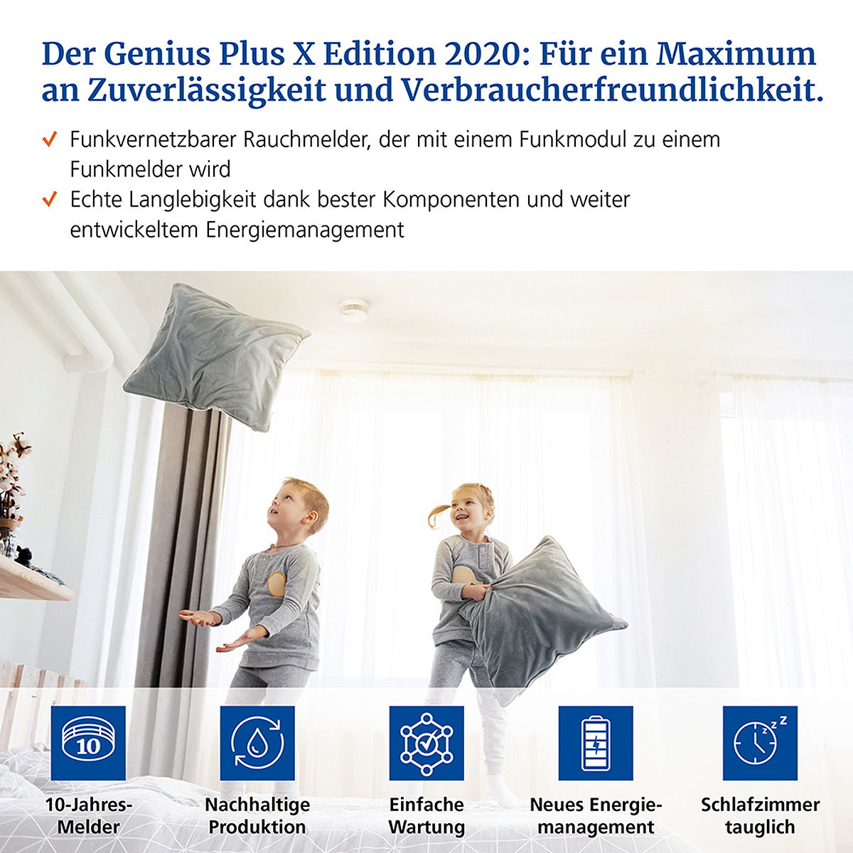 Zwei Kinder werfen Kissen in einem Raum. Text auf Deutsch über Rauchmelder-Funktionen. Symbole unter dem Bild.
