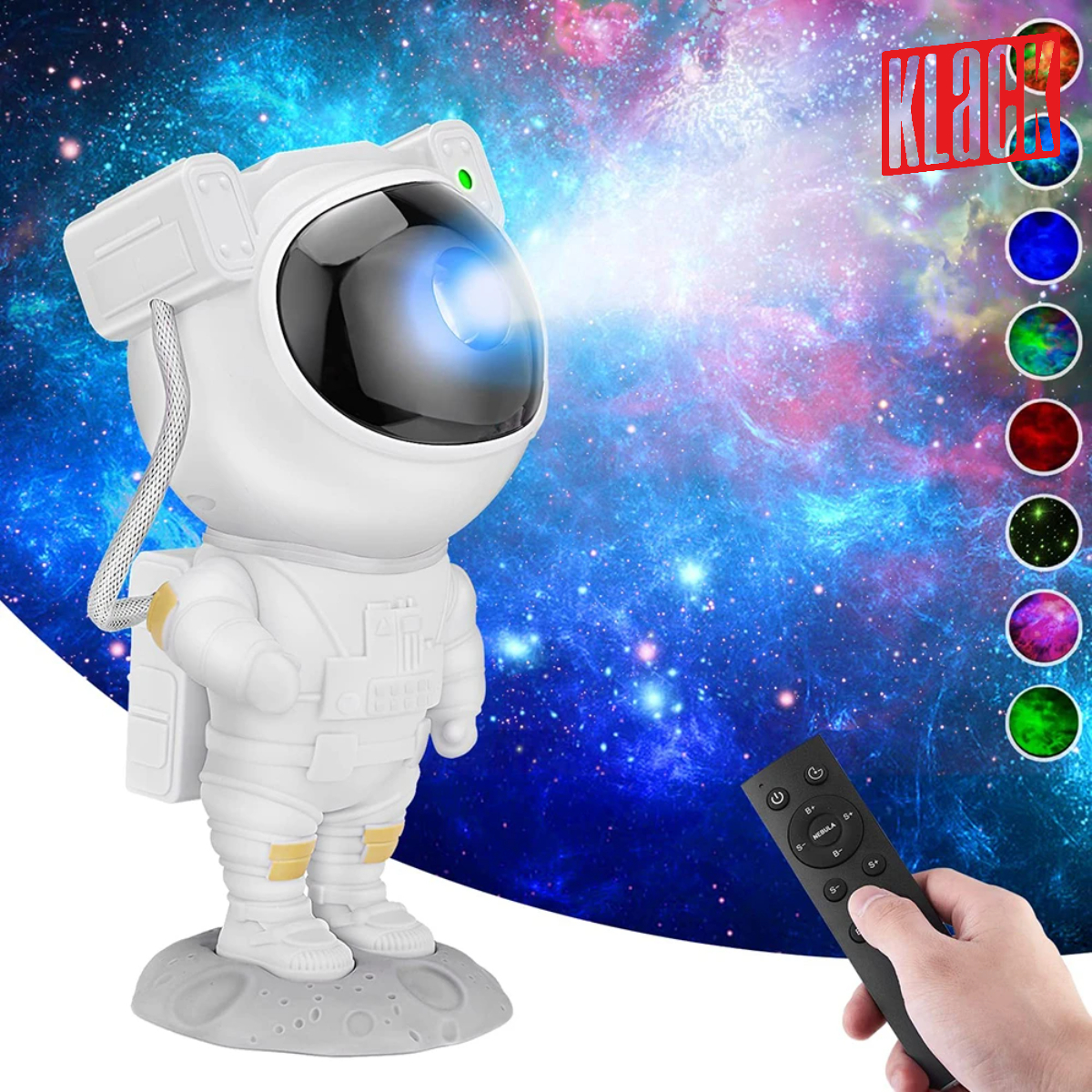 Un proyector blanco en forma de astronauta que proyecta una escena de galaxia. Una mano sostiene el mando.