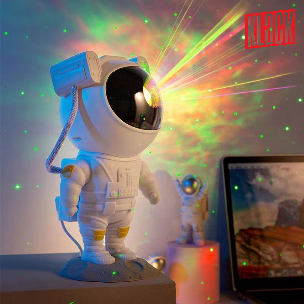 Lámpara de astronauta que proyecta luces coloridas. Una lámpara de astronauta más pequeña en el fondo.
