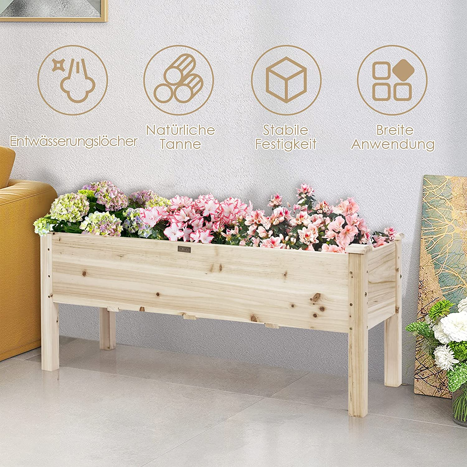 Ein hölzerner Pflanzkasten mit roten Blumen in einem Garten.