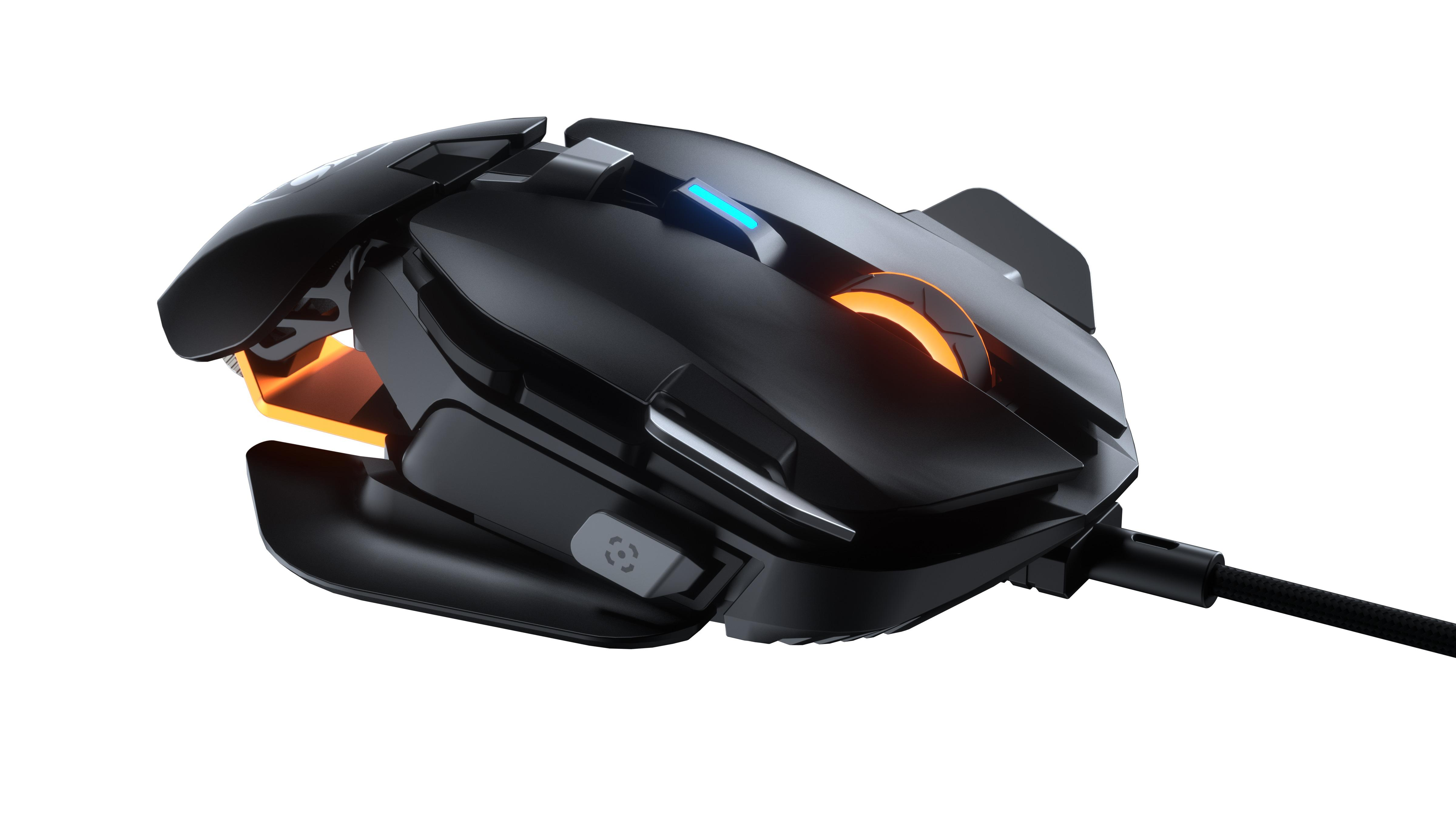 Czarna mysz do gier. Posiada wiele przycisków, pomarańczowe oświetlenie i połączenie przewodowe.