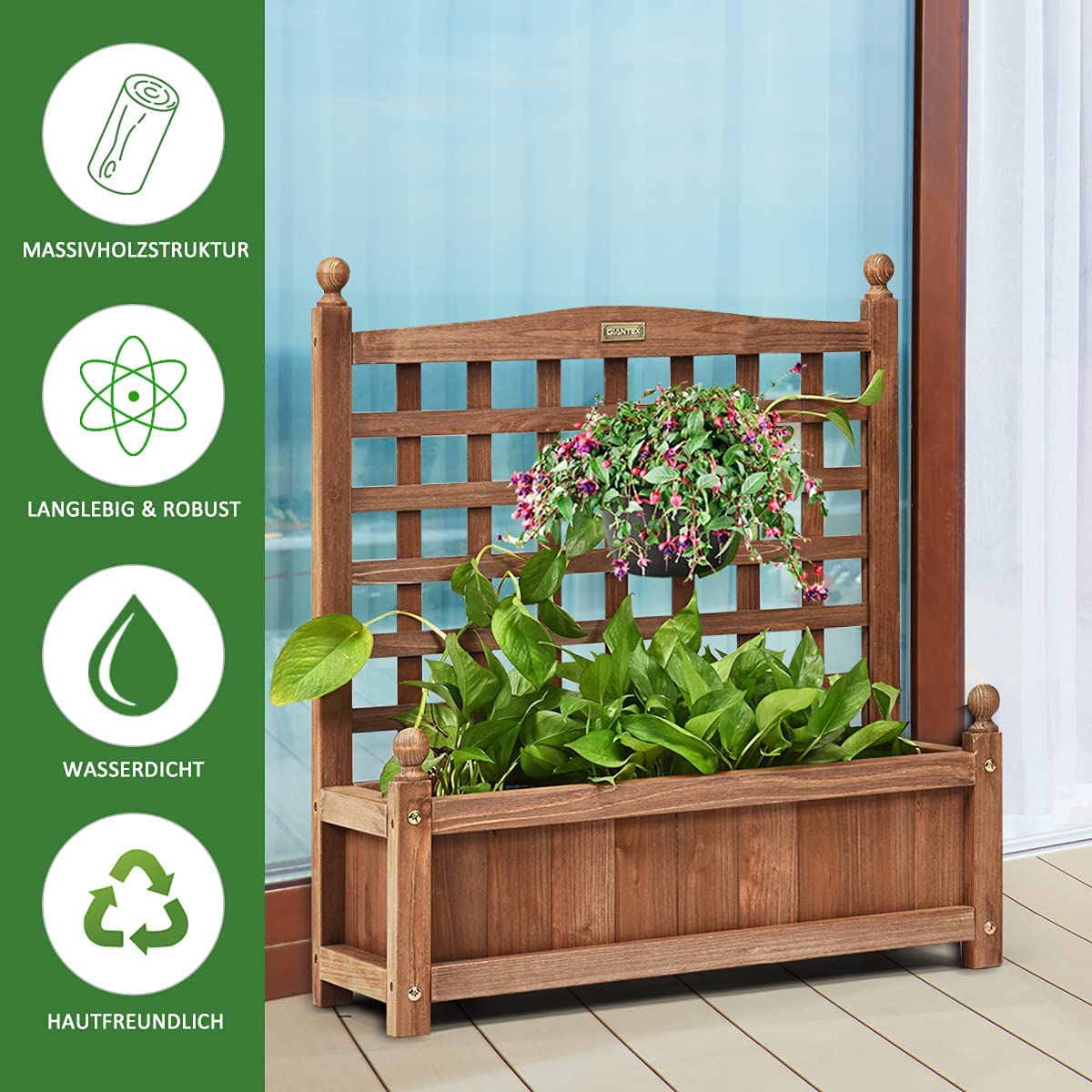 Holzpflanzkasten mit Pflanzen. Grüne Blätter im Kasten und hängende Blumen darüber.
